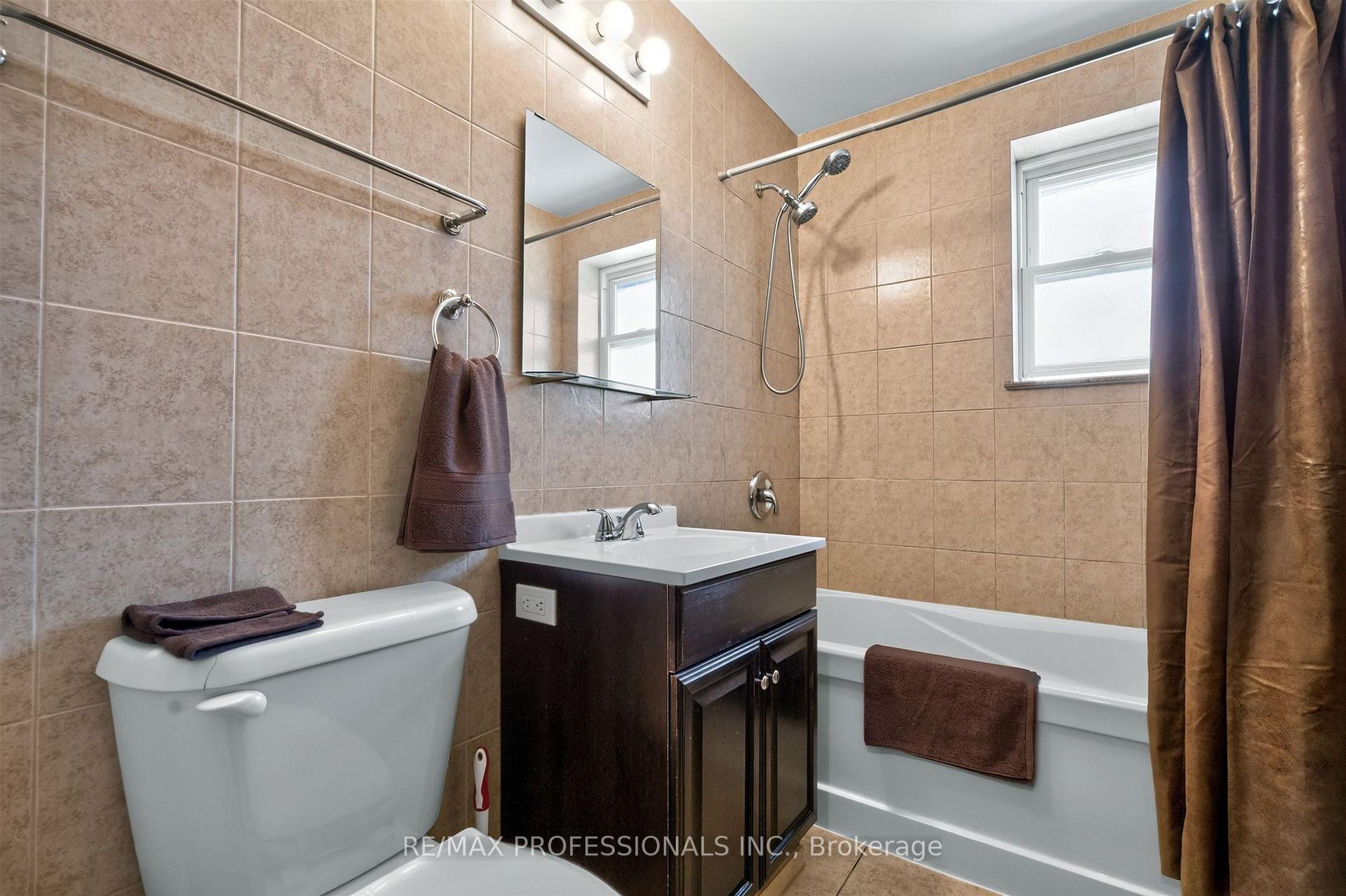 Photo 21 of 50 Waniska Avenue, Etobicoke, Stonegate-Queensway — HOMEH