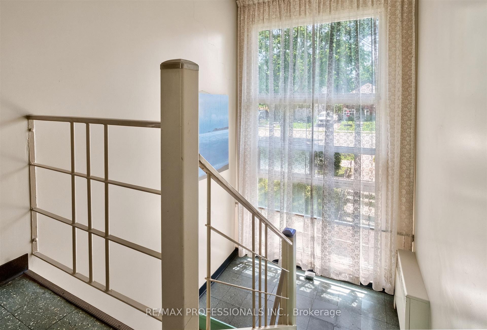 Photo 23 of 50 Waniska Avenue, Etobicoke, Stonegate-Queensway — HOMEH