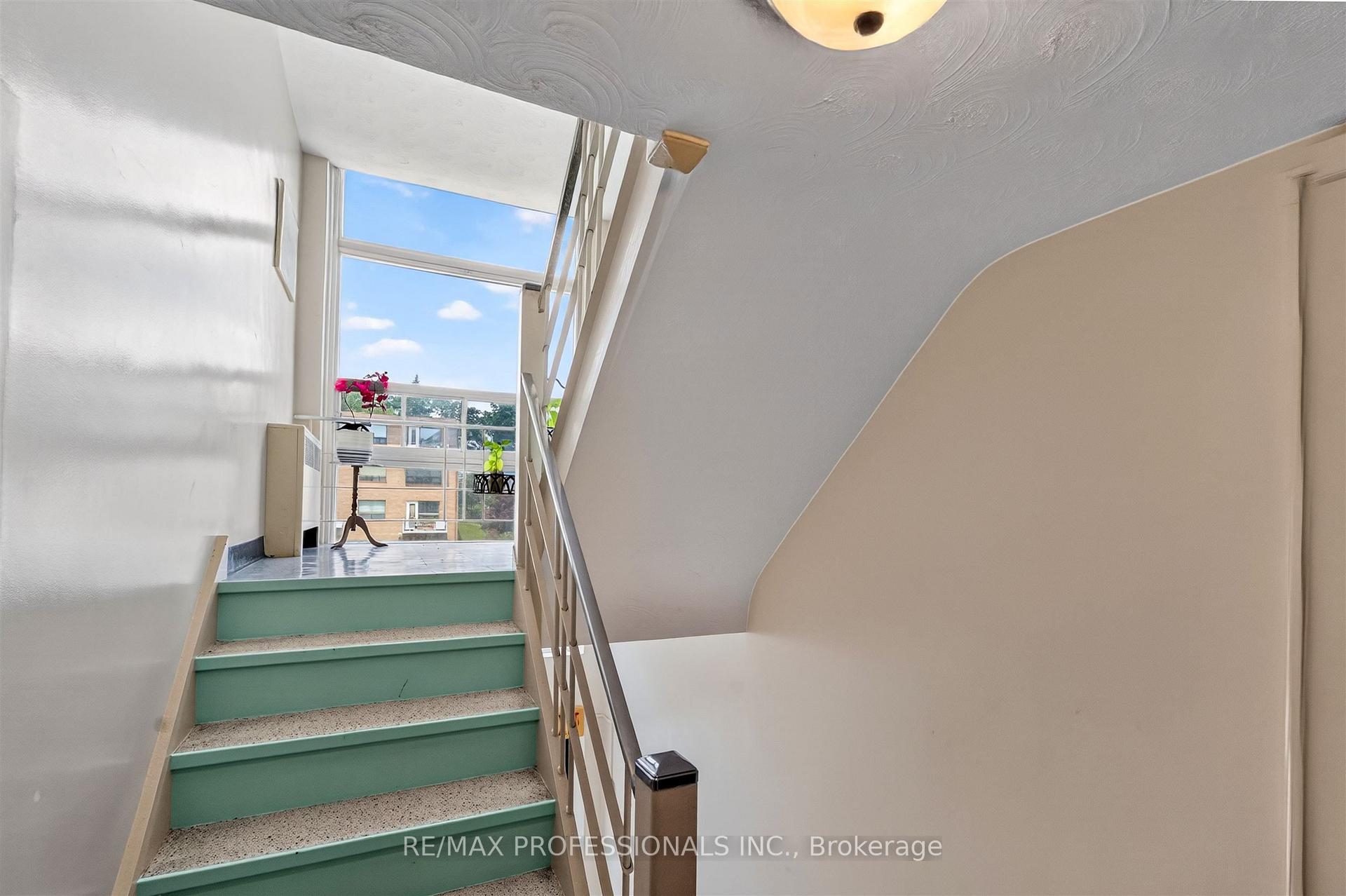 Photo 24 of 50 Waniska Avenue, Etobicoke, Stonegate-Queensway — HOMEH