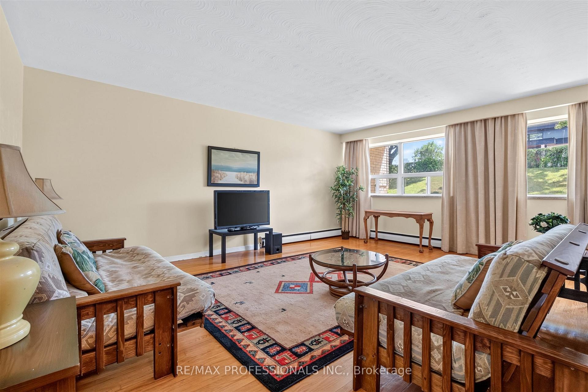 Photo 26 of 50 Waniska Avenue, Etobicoke, Stonegate-Queensway — HOMEH