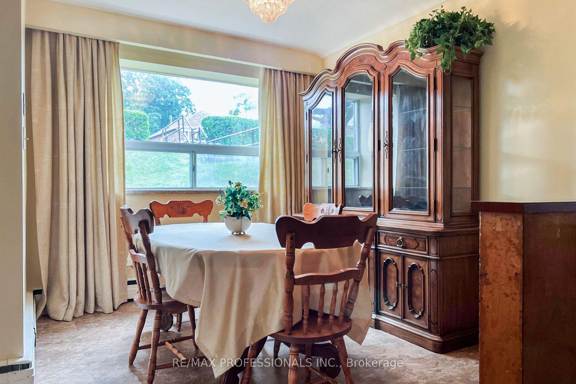 Photo 28 of 50 Waniska Avenue, Etobicoke, Stonegate-Queensway — HOMEH