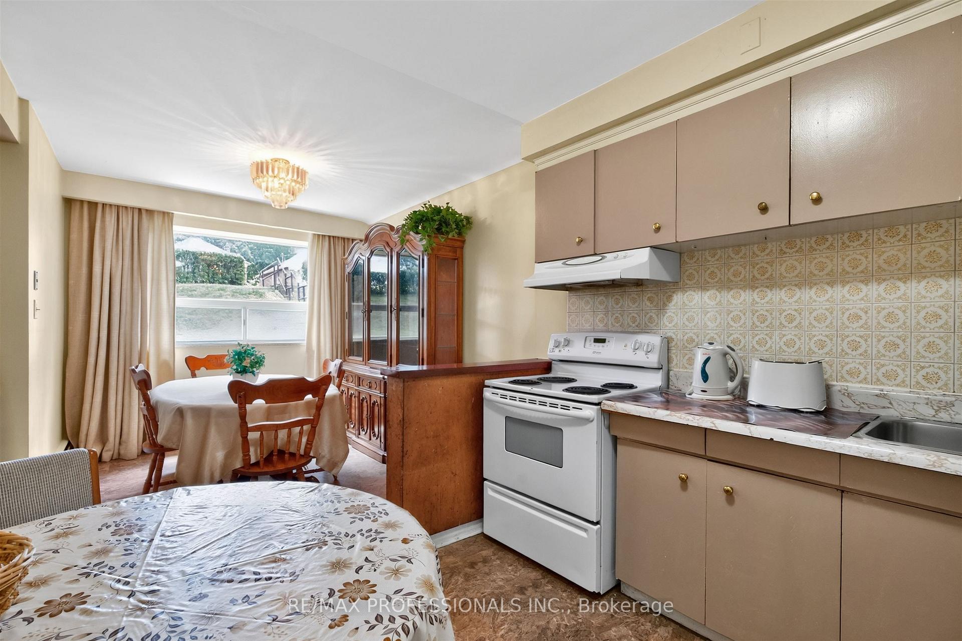 Photo 29 of 50 Waniska Avenue, Etobicoke, Stonegate-Queensway — HOMEH