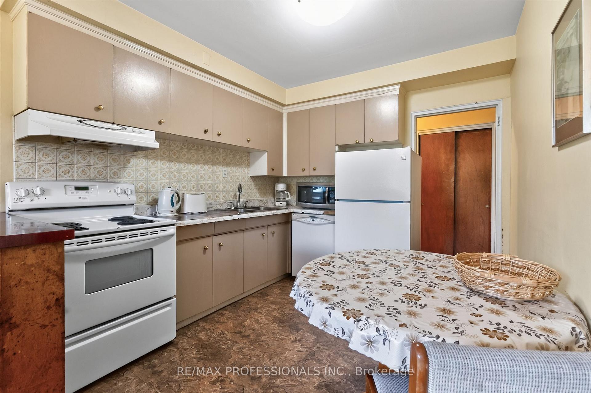 Photo 30 of 50 Waniska Avenue, Etobicoke, Stonegate-Queensway — HOMEH