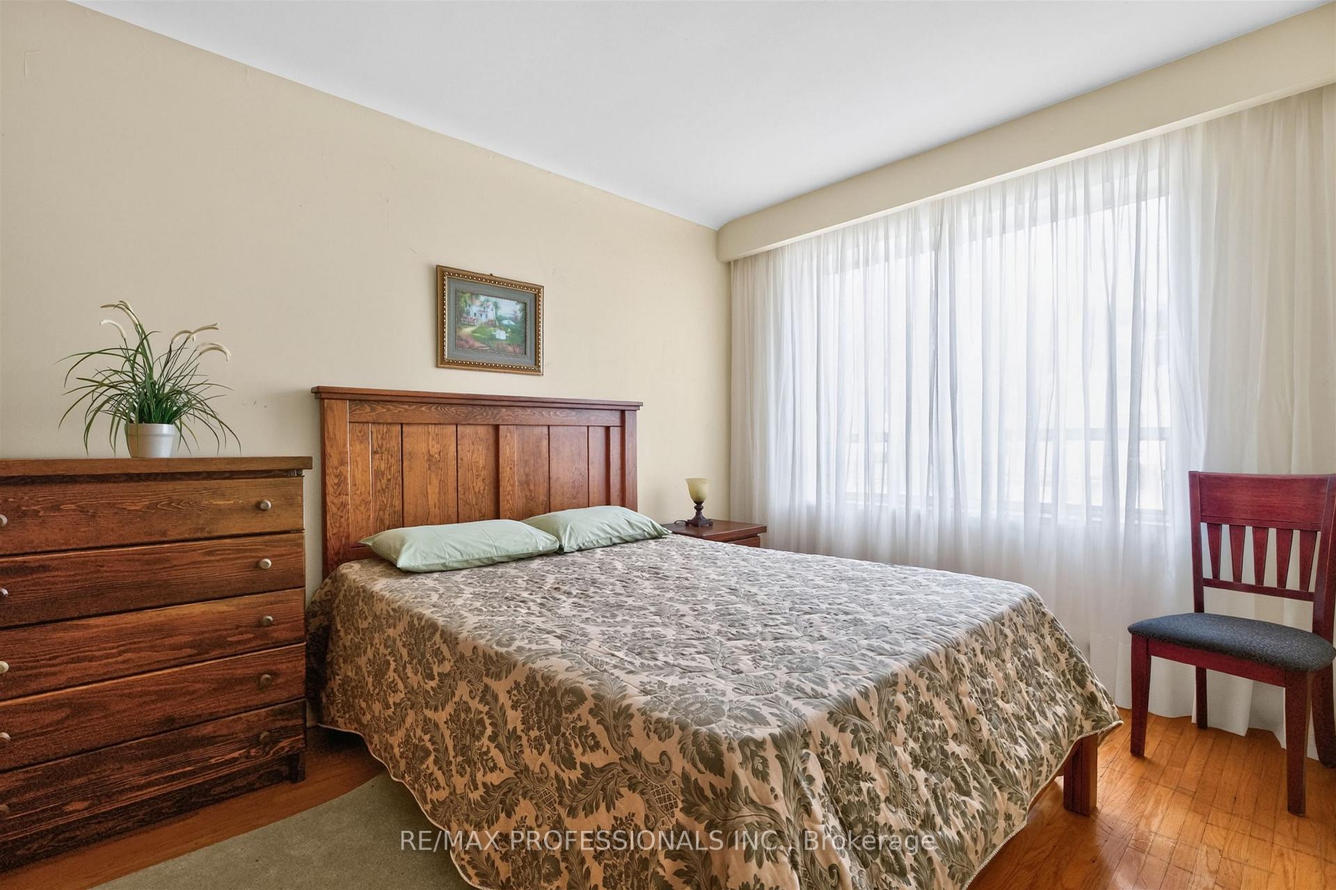 Photo 31 of 50 Waniska Avenue, Etobicoke, Stonegate-Queensway — HOMEH
