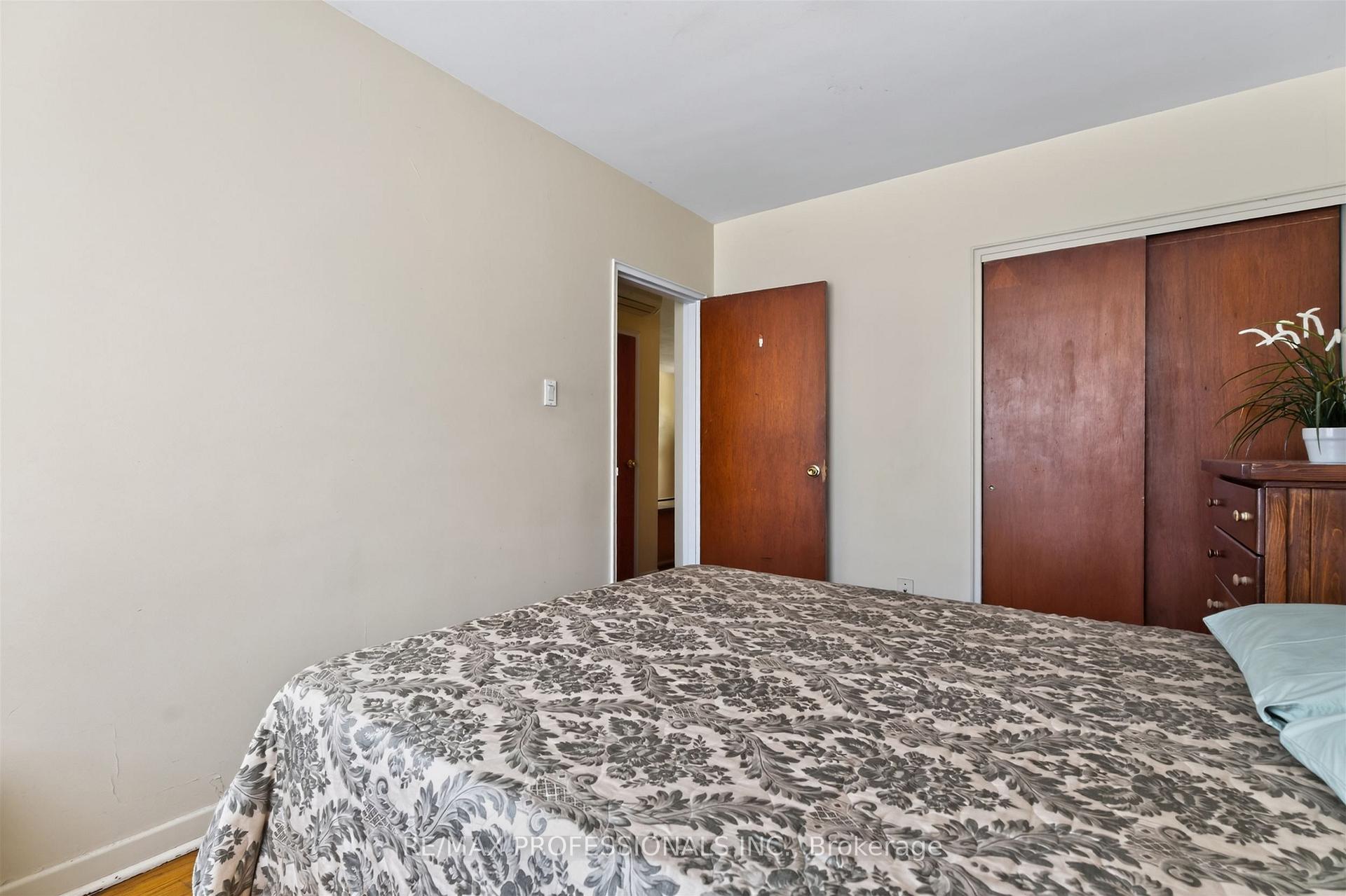 Photo 32 of 50 Waniska Avenue, Etobicoke, Stonegate-Queensway — HOMEH