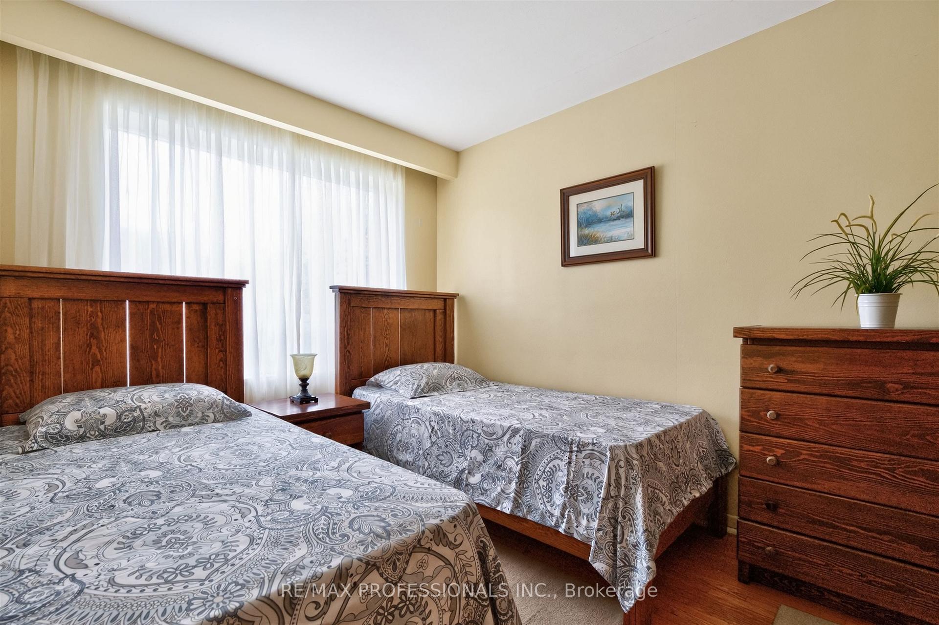 Photo 33 of 50 Waniska Avenue, Etobicoke, Stonegate-Queensway — HOMEH