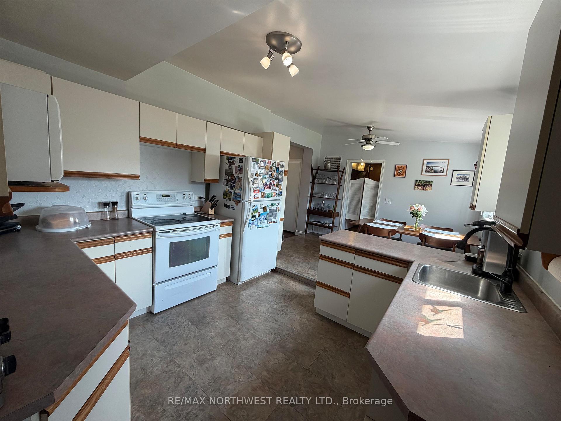 Photo 4 of 320 Tenth Street, Kenora, Keewatin — HOMEH