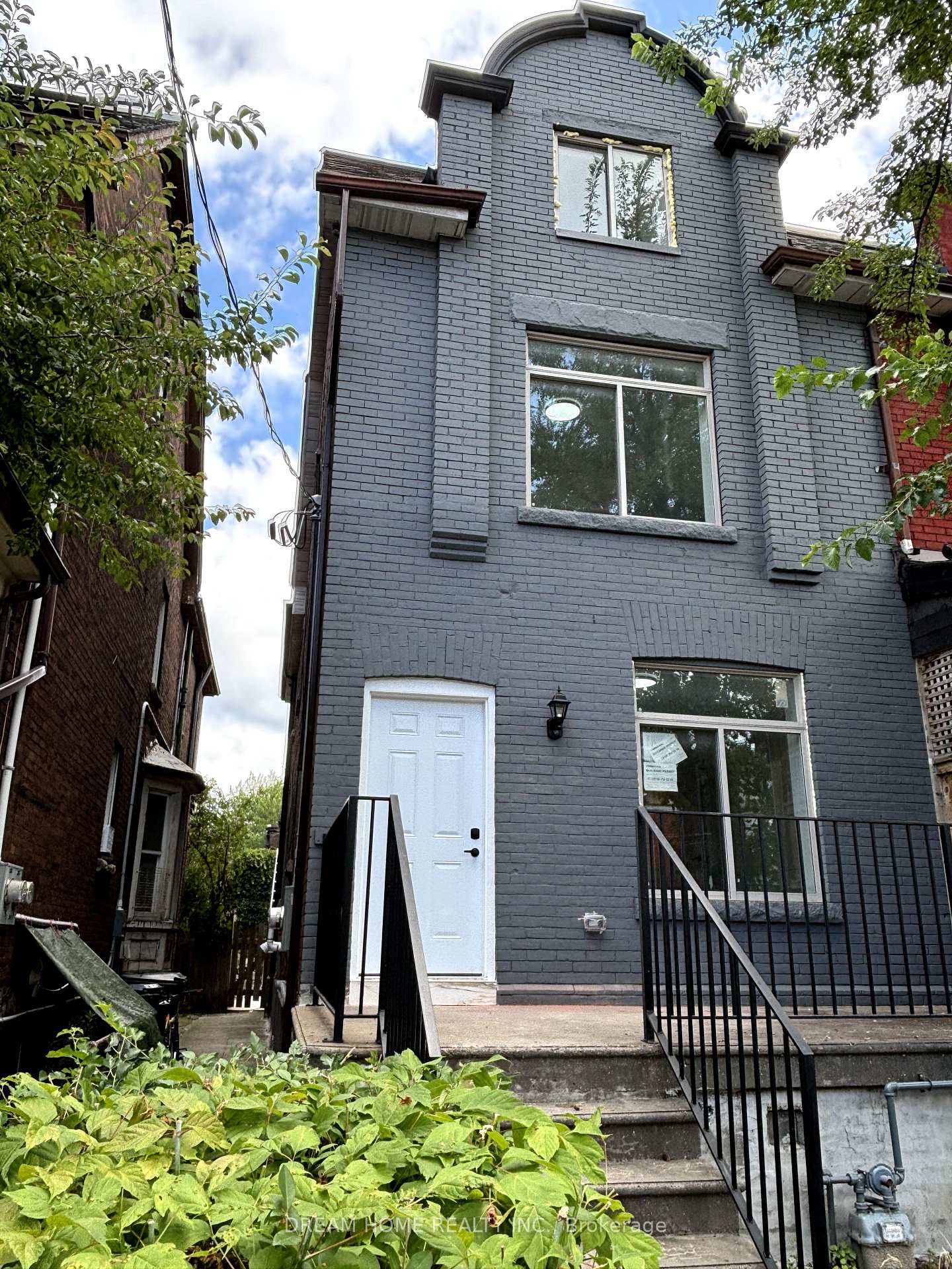 Photo 1 of Unit B03, 643 Bathurst Street, Toronto, University — HOMEH