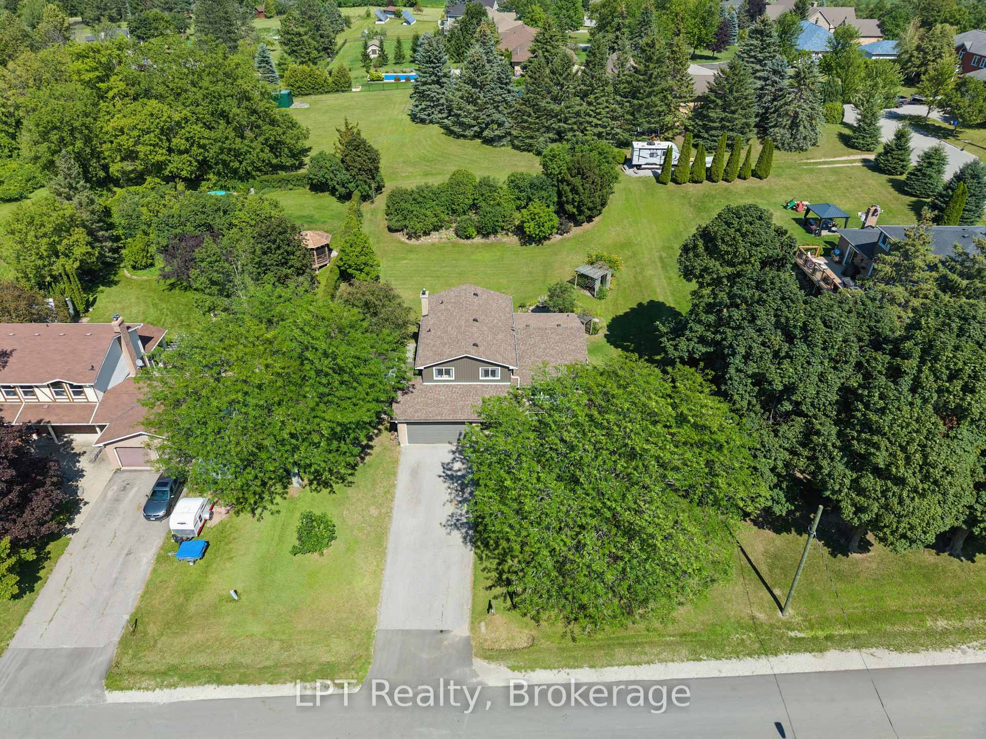 Photo 2 of 34 Oxtoby Lane, Uxbridge, Rural Uxbridge — HOMEH