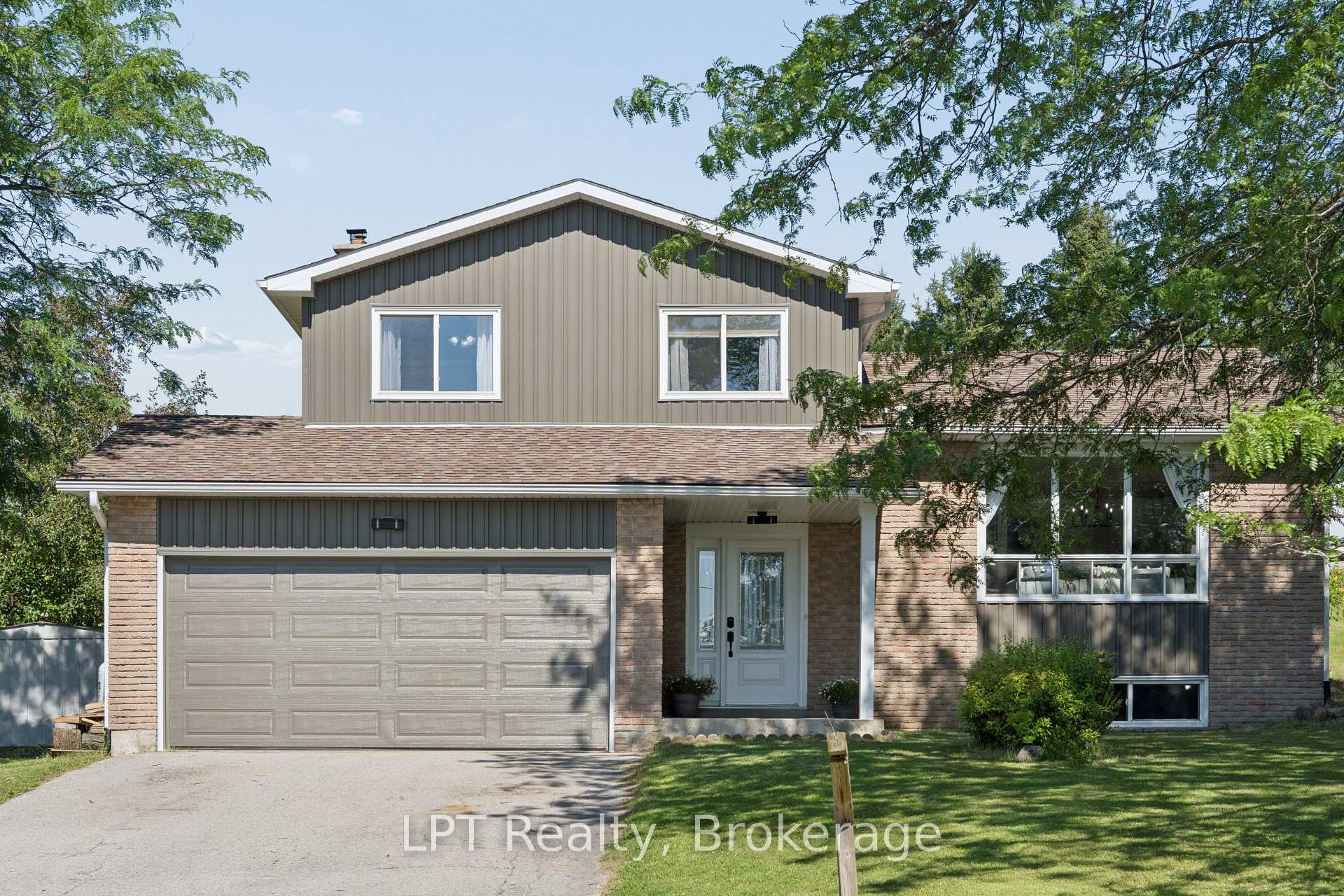 Photo 3 of 34 Oxtoby Lane, Uxbridge, Rural Uxbridge — HOMEH
