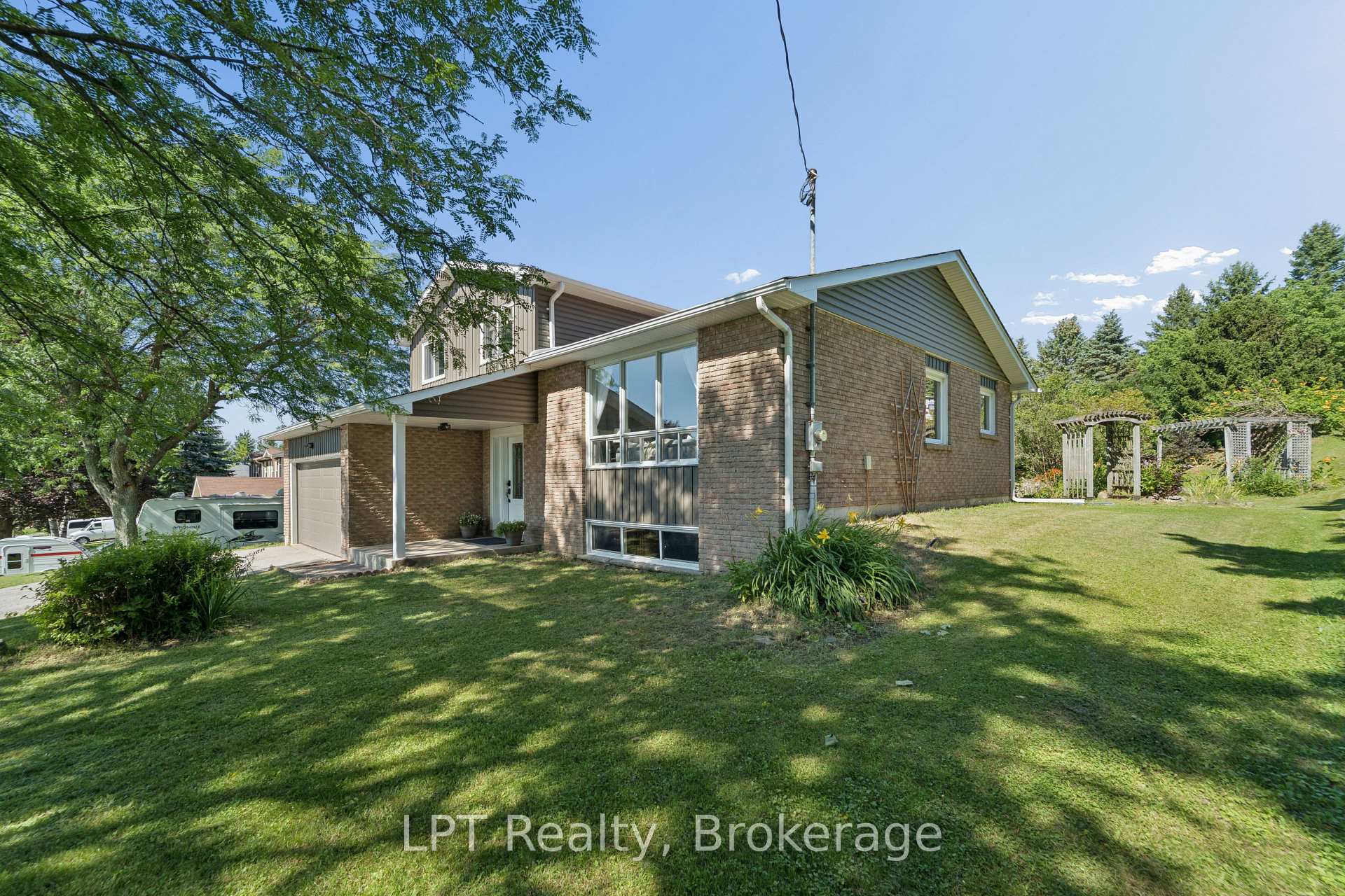 Photo 4 of 34 Oxtoby Lane, Uxbridge, Rural Uxbridge — HOMEH