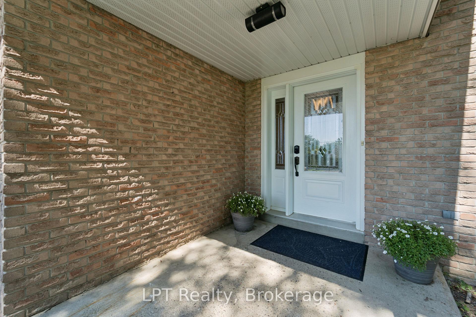 Photo 5 of 34 Oxtoby Lane, Uxbridge, Rural Uxbridge — HOMEH
