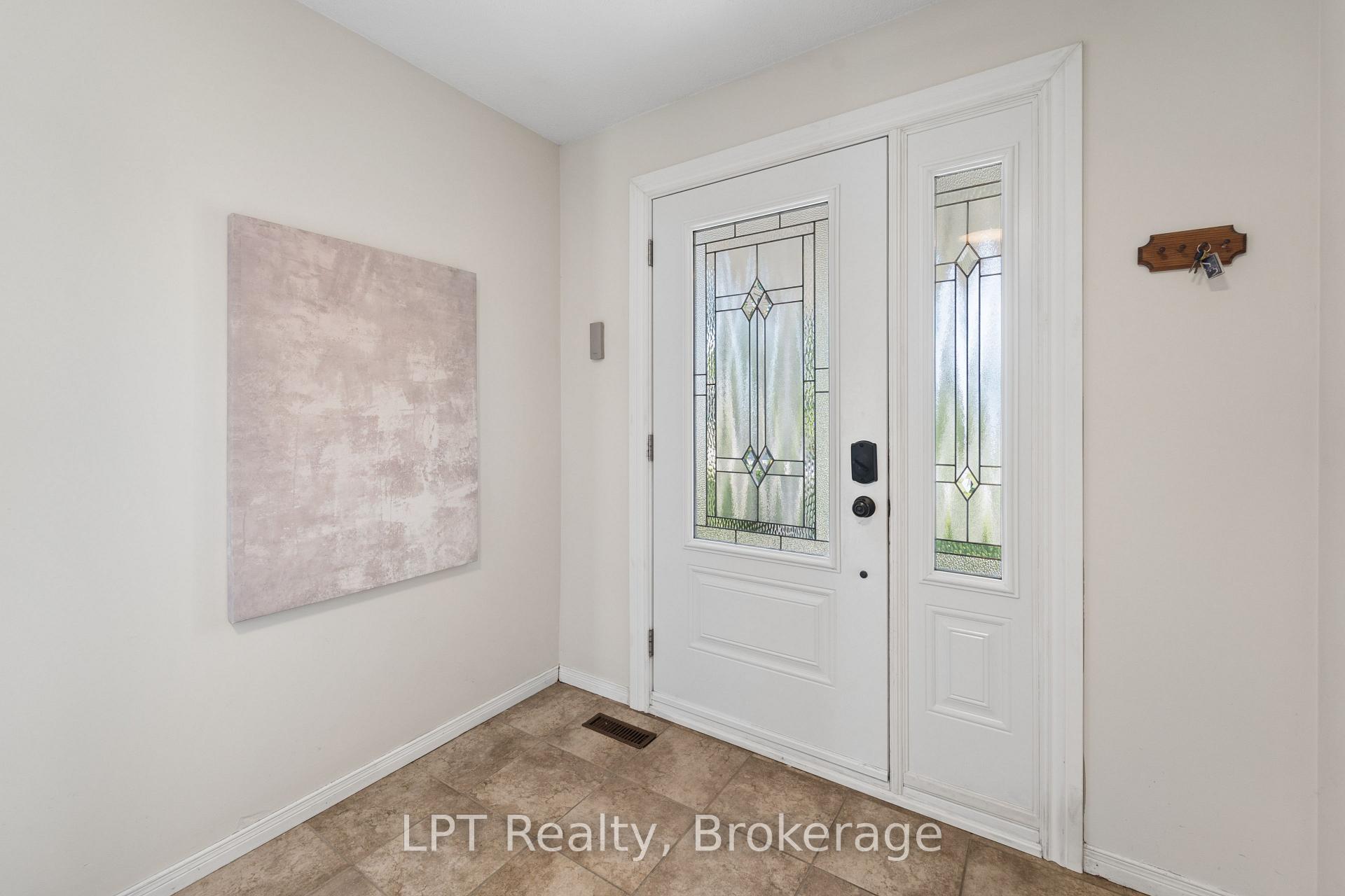 Photo 6 of 34 Oxtoby Lane, Uxbridge, Rural Uxbridge — HOMEH