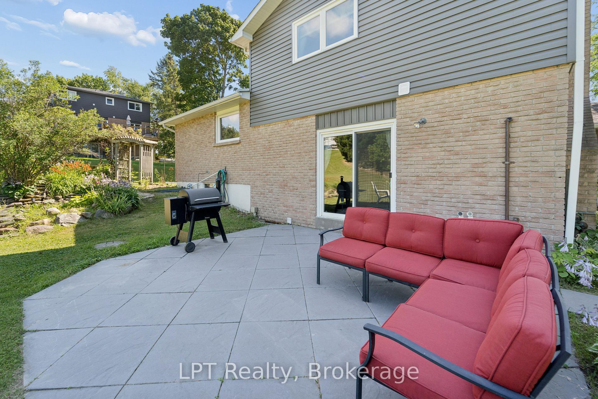 Photo 38 of 34 Oxtoby Lane, Uxbridge, Rural Uxbridge — HOMEH