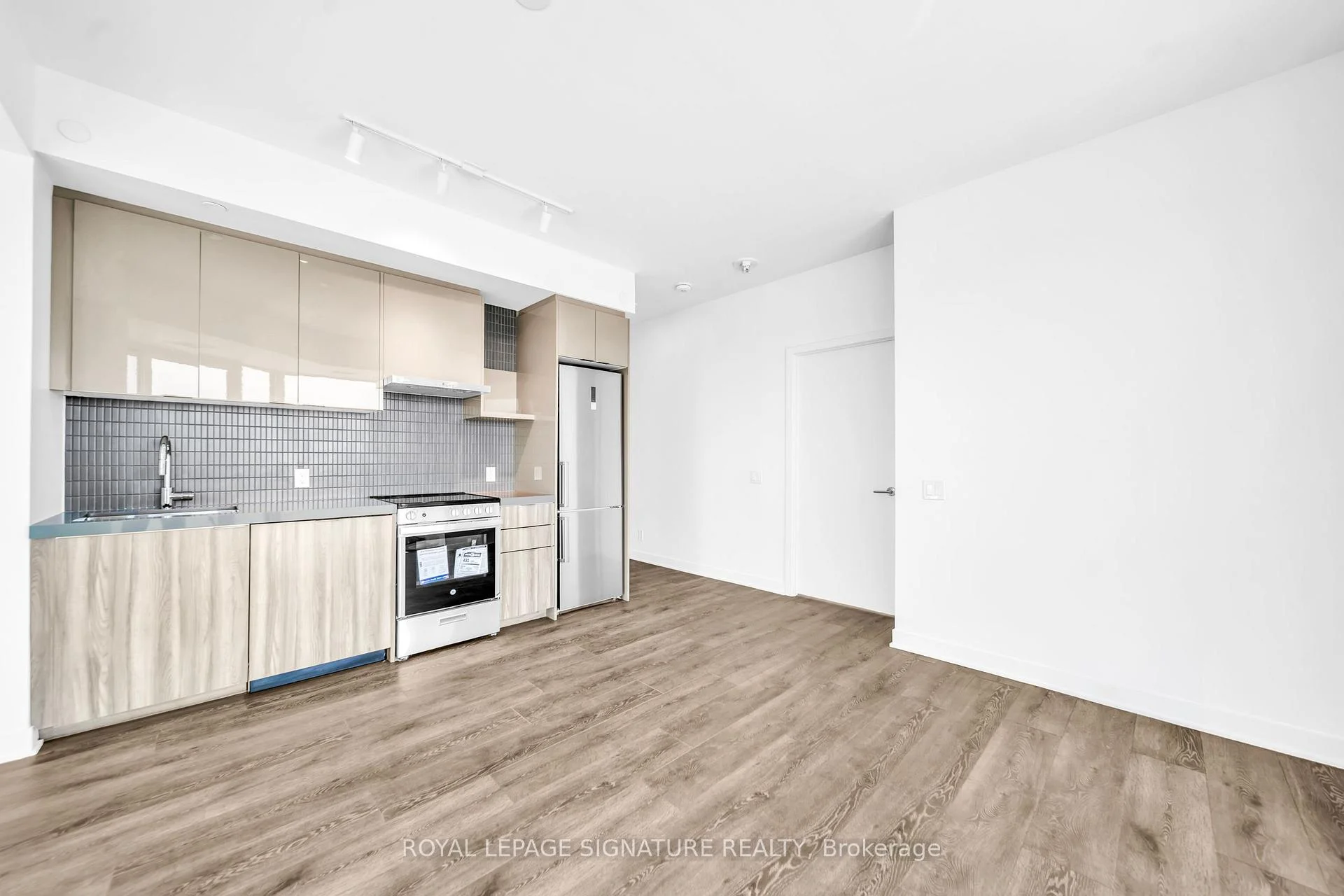 Photo 6 of Unit 1518, 6 Flavelle Trail, Vaughan, Steeles West Industrial — HOMEH