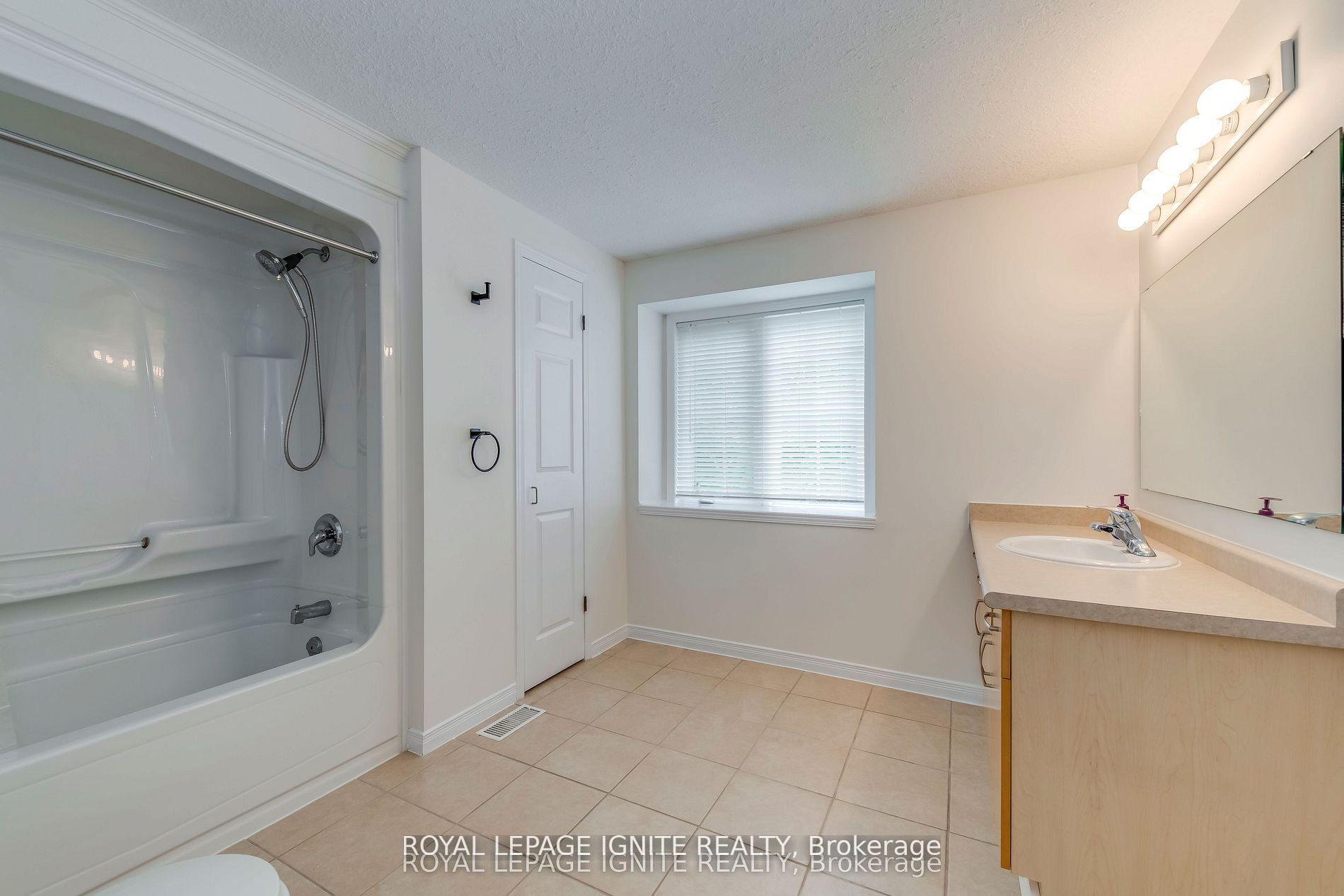 Photo 31 of 64 Templewood Drive, Kitchener, Brigadoon — HOMEH