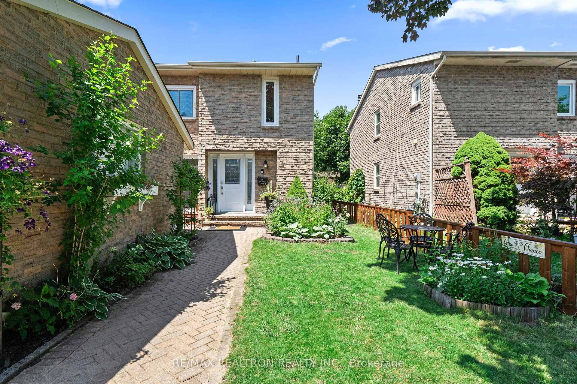 Photo 3 of 52 Hood Crescent, Scarborough, Steeles — HOMEH
