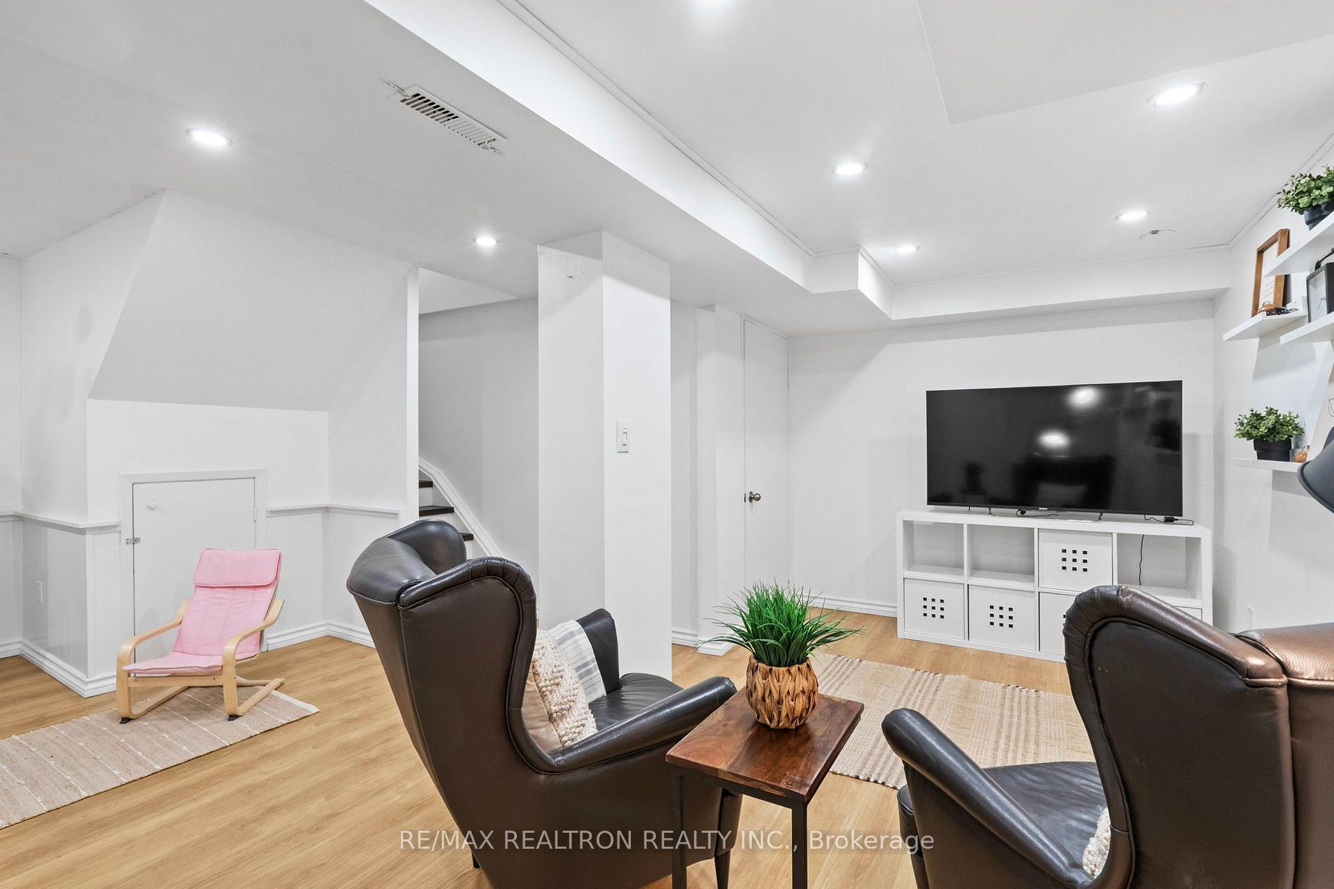 Photo 34 of 52 Hood Crescent, Scarborough, Steeles — HOMEH