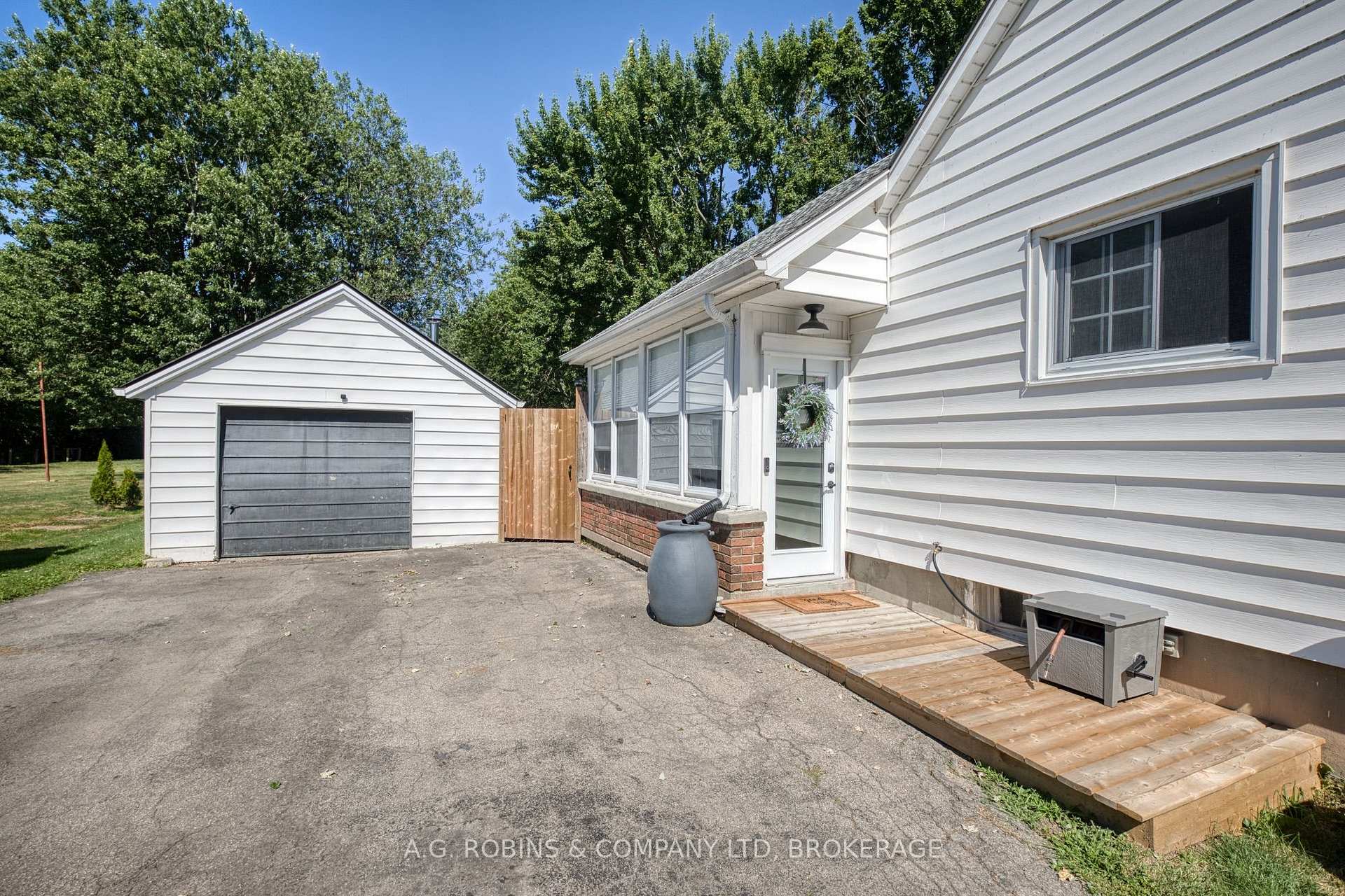 Photo 4 of 972 Silver Bay Road, Port Colborne, Sherkston — HOMEH