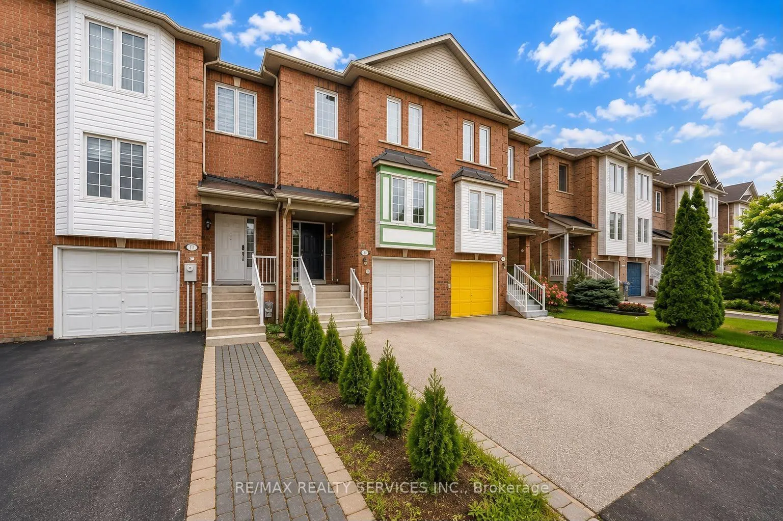 Photo 2 of 75 Wilmont Court, Brampton, Fletcher's Meadow — HOMEH
