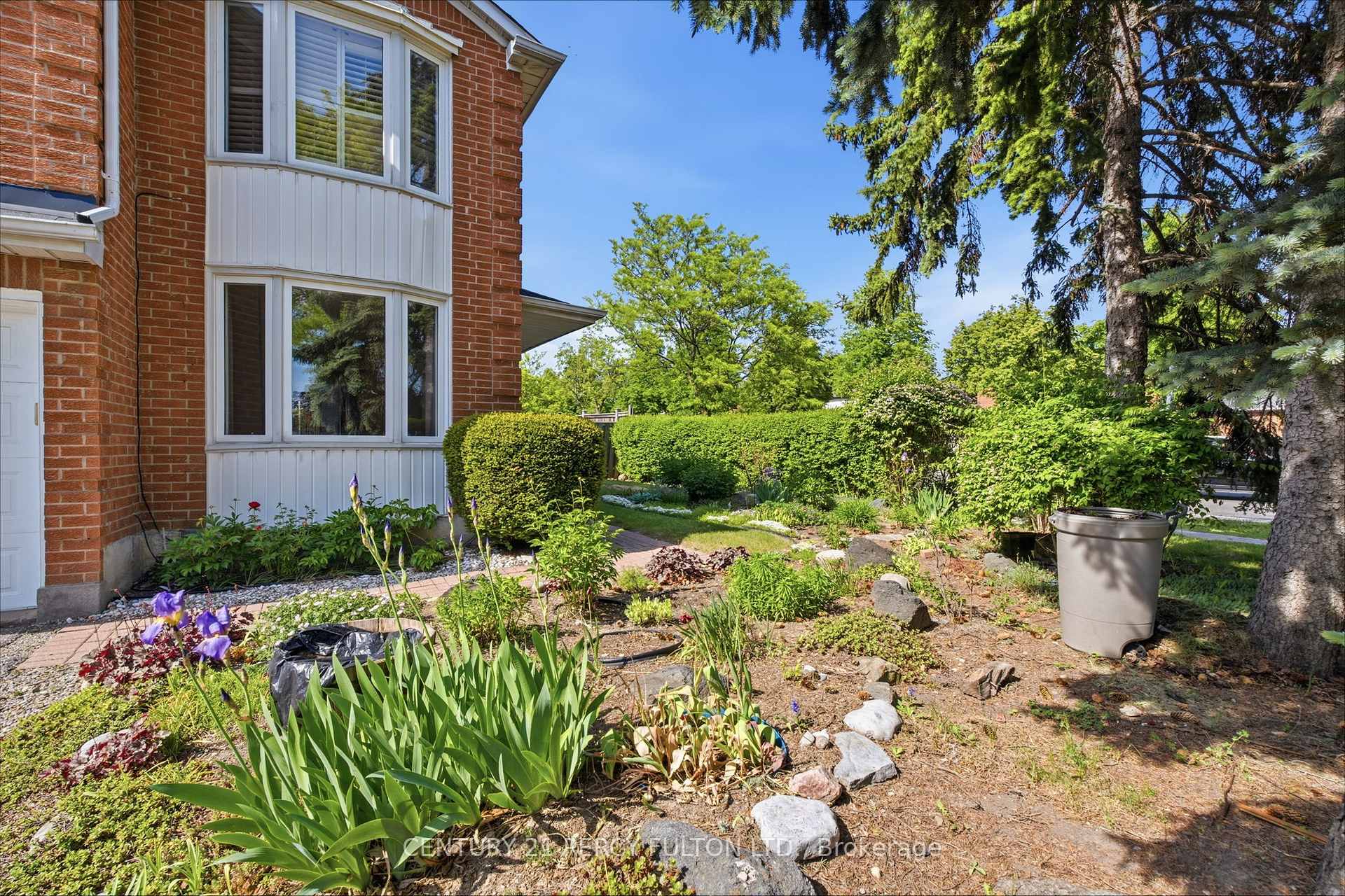 Photo 2 of 208 Conley Street, Vaughan, Lakeview Estates — HOMEH