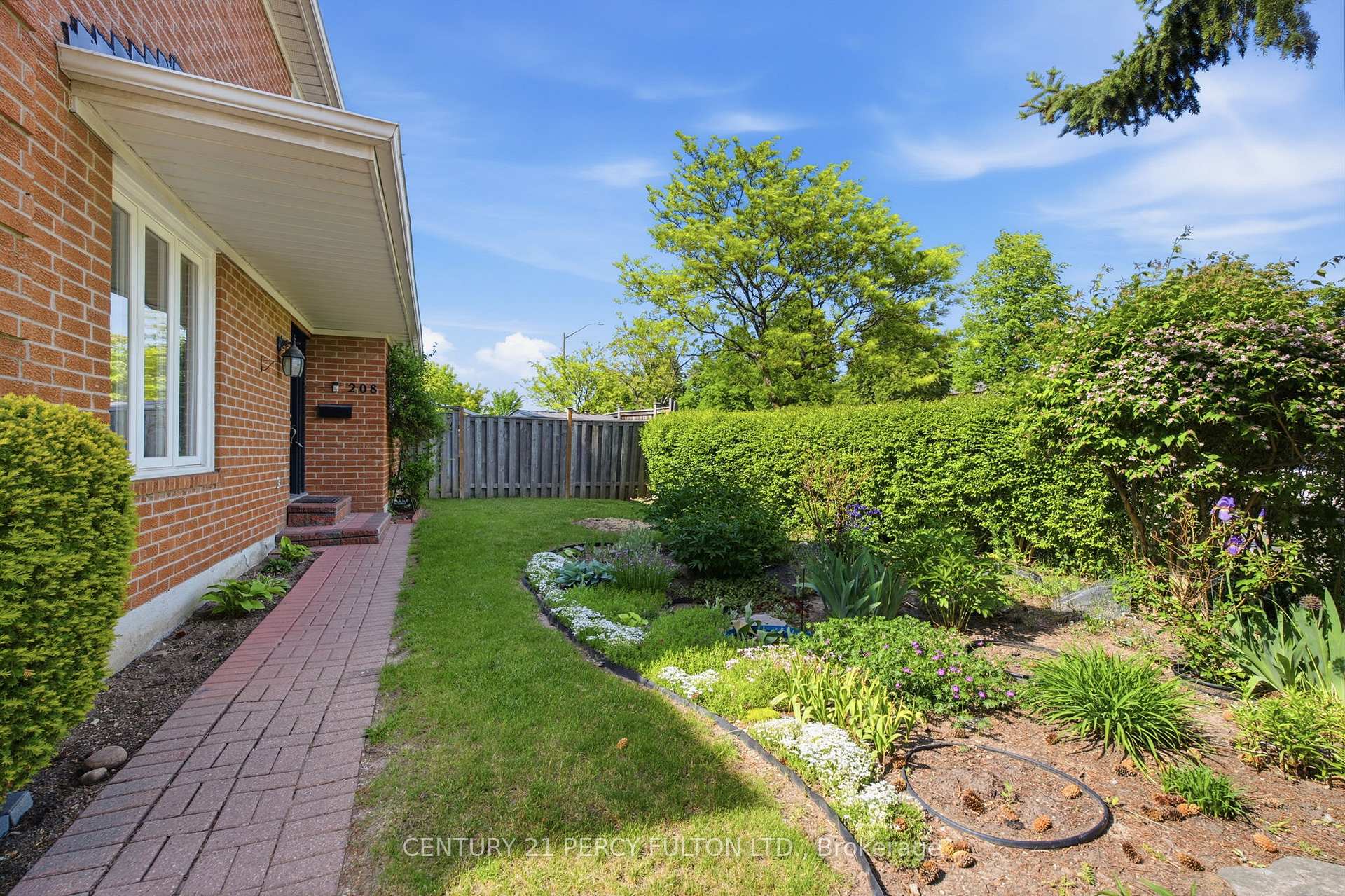 Photo 3 of 208 Conley Street, Vaughan, Lakeview Estates — HOMEH