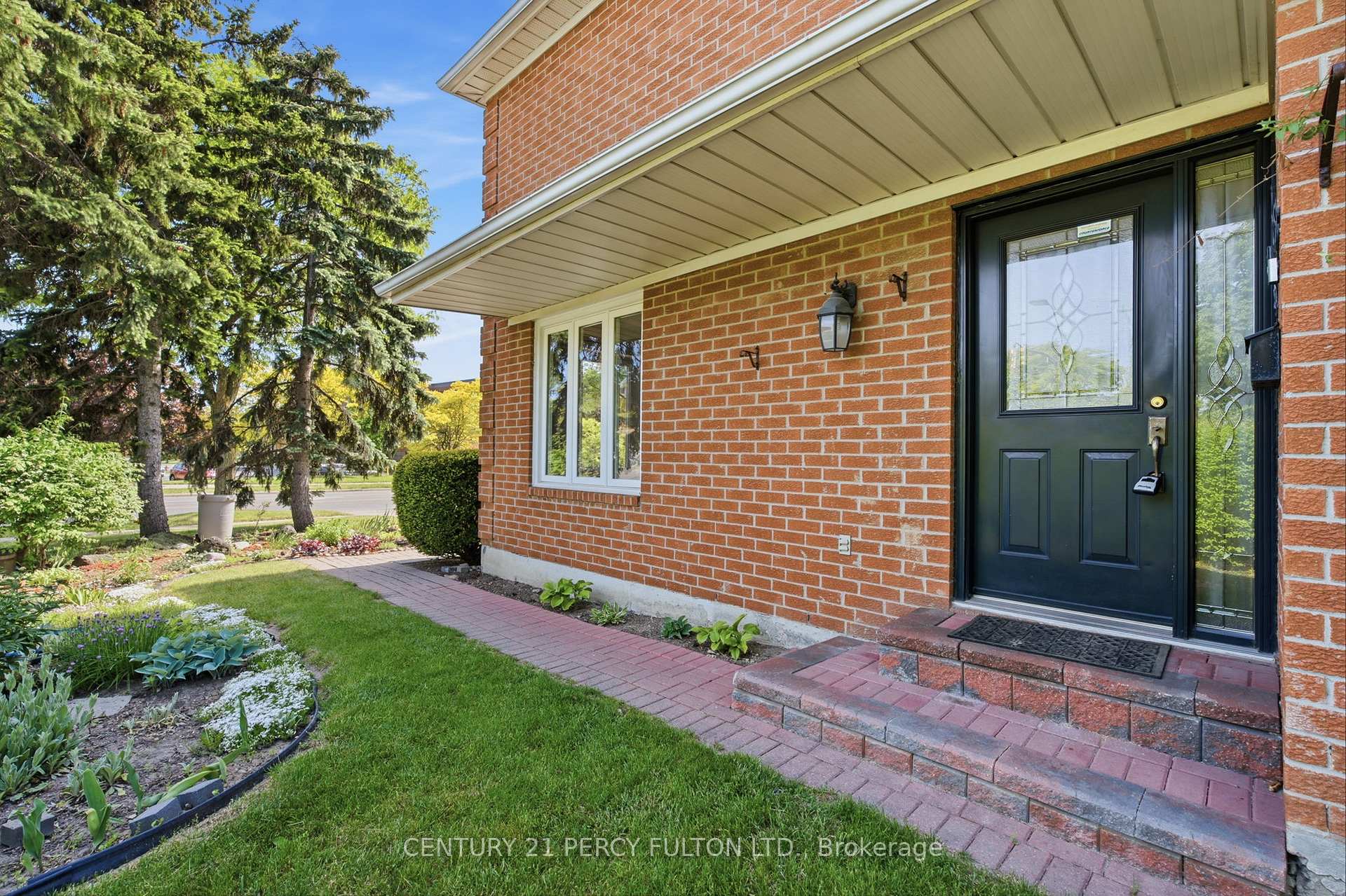 Photo 4 of 208 Conley Street, Vaughan, Lakeview Estates — HOMEH