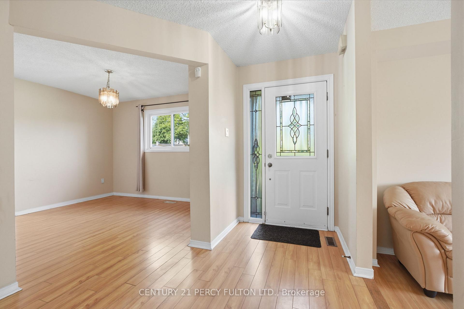 Photo 5 of 208 Conley Street, Vaughan, Lakeview Estates — HOMEH