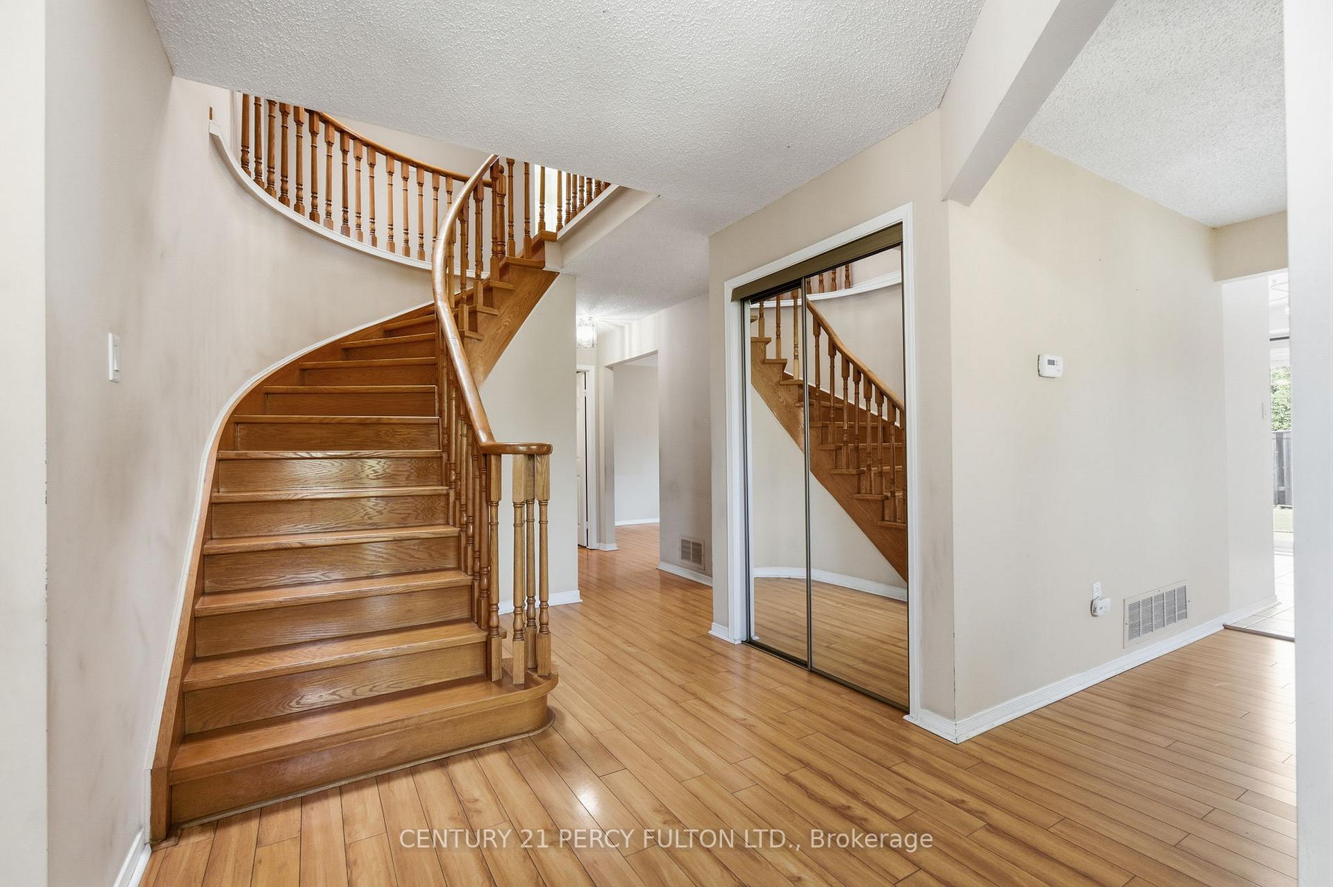 Photo 6 of 208 Conley Street, Vaughan, Lakeview Estates — HOMEH