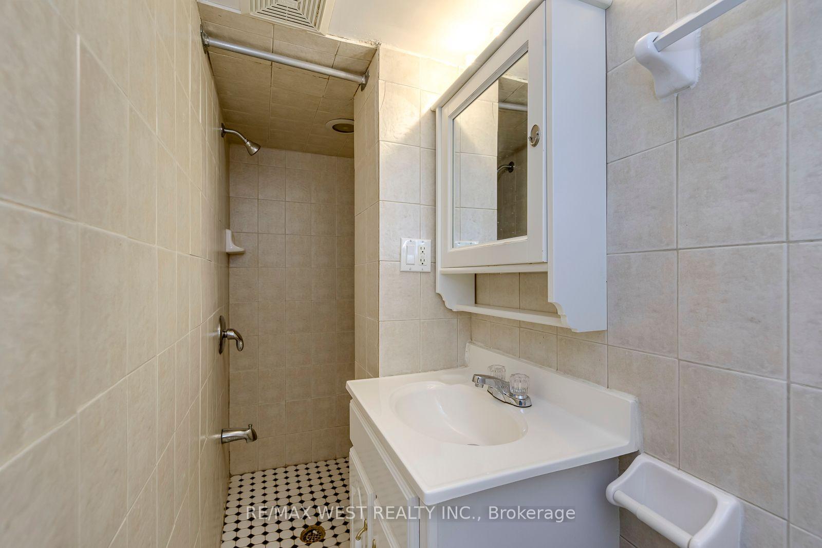 Photo 38 of 286 Gilbert Avenue, Toronto, Caledonia-Fairbank — HOMEH