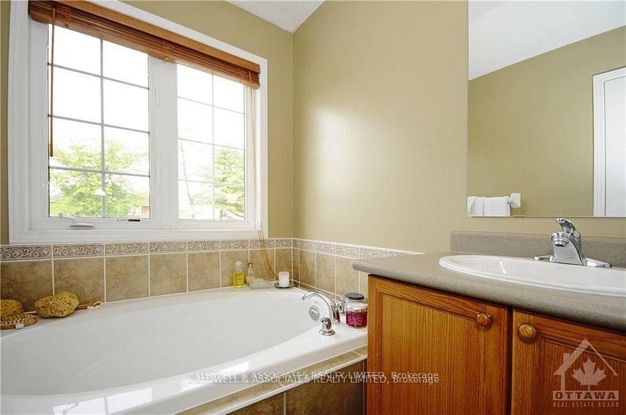 Photo 8 of 220 Freedom Private, Ottawa, Riverview Park — HOMEH
