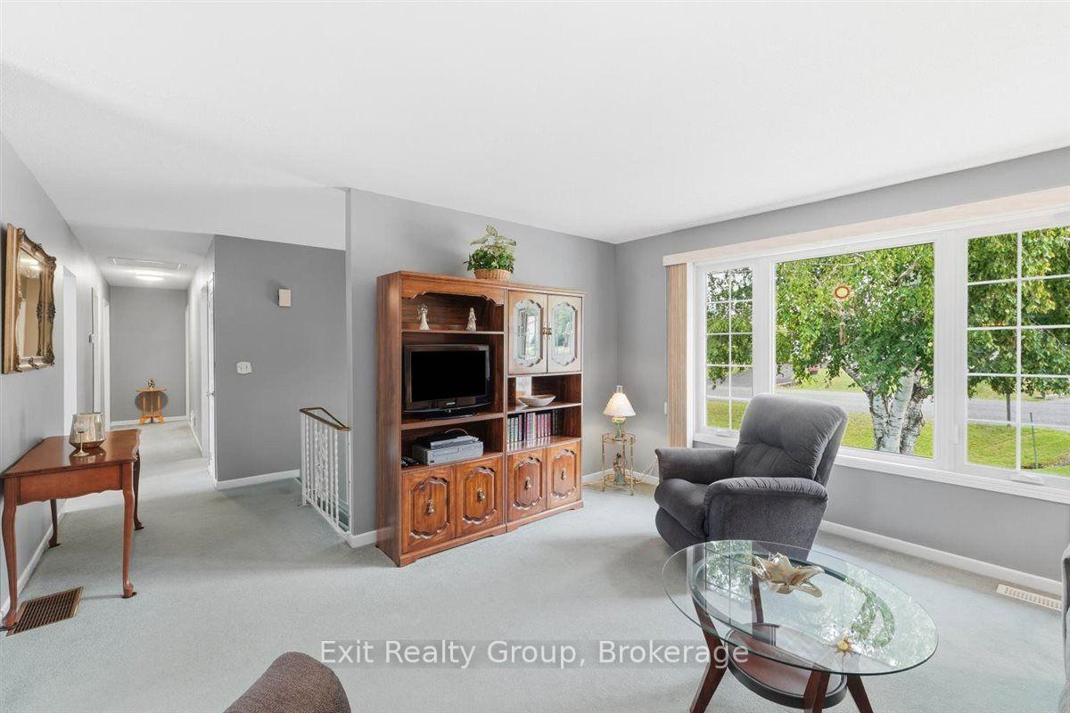 Photo 12 of 197 Chatterton Valley Crescent, Quinte West, Sidney Ward — HOMEH