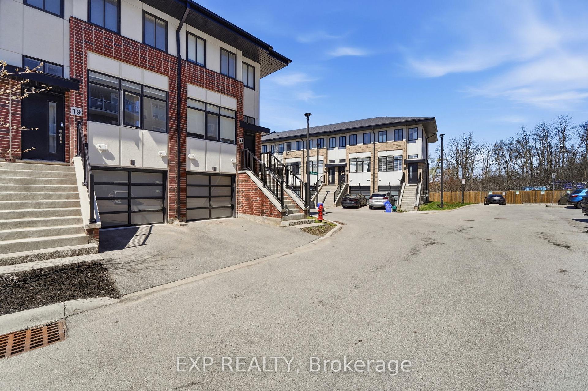 Photo 2 of 19 Markle Crescent, Hamilton, Ancaster — HOMEH