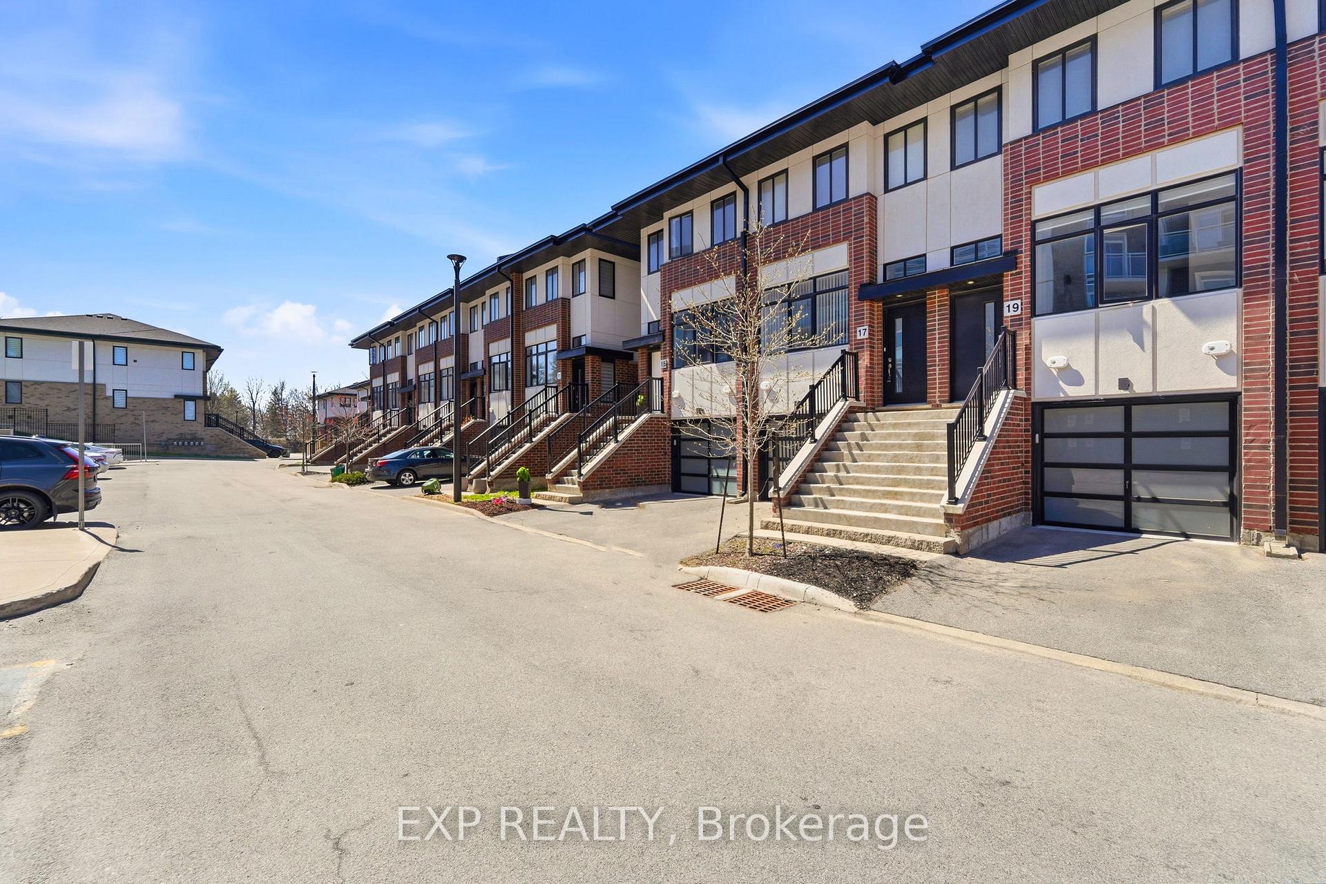 Photo 3 of 19 Markle Crescent, Hamilton, Ancaster — HOMEH