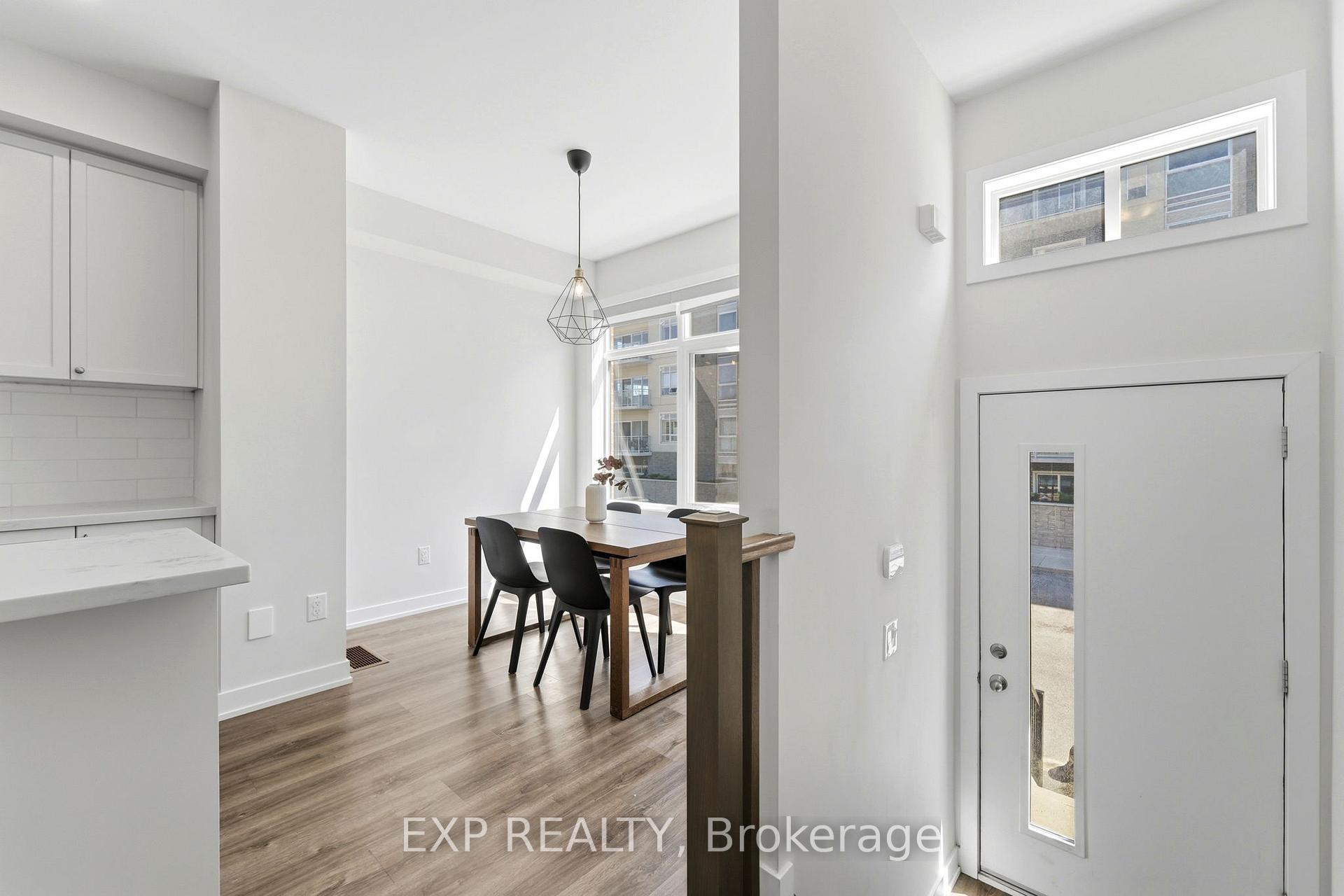 Photo 4 of 19 Markle Crescent, Hamilton, Ancaster — HOMEH