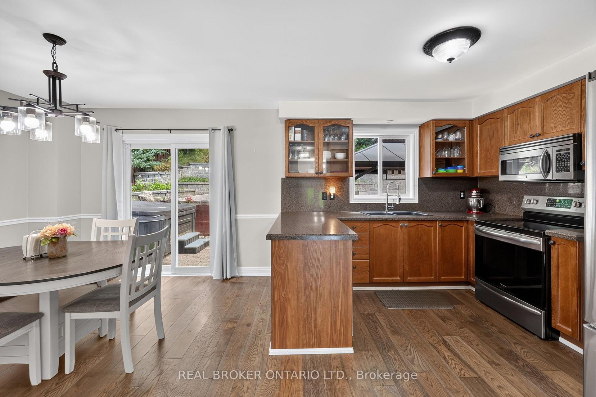 Photo 7 of 35 Bloom Crescent, Barrie, Ardagh — HOMEH