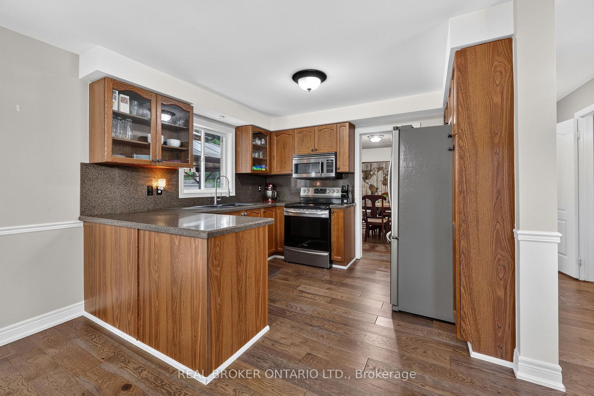 Photo 8 of 35 Bloom Crescent, Barrie, Ardagh — HOMEH