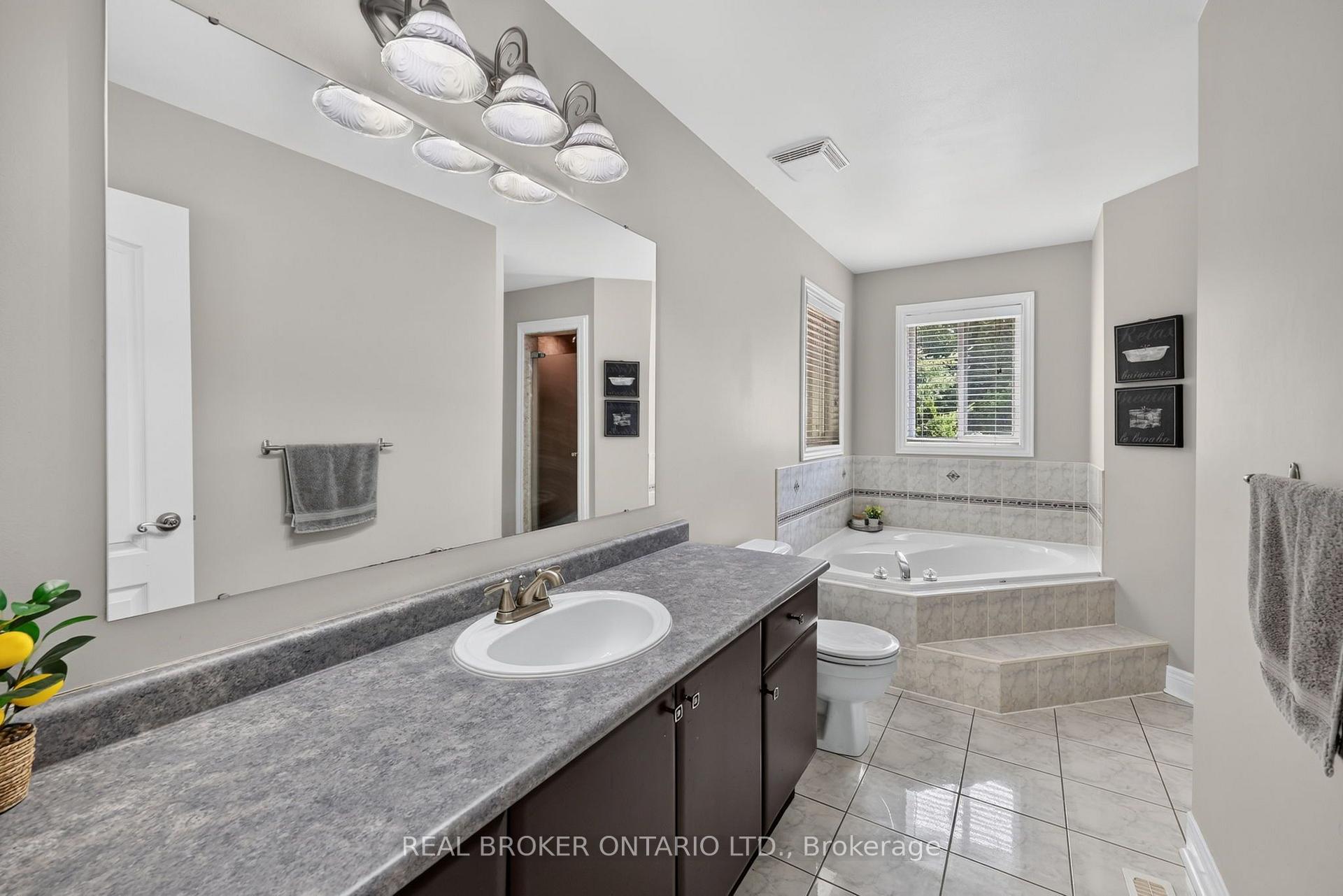 Photo 17 of 35 Bloom Crescent, Barrie, Ardagh — HOMEH