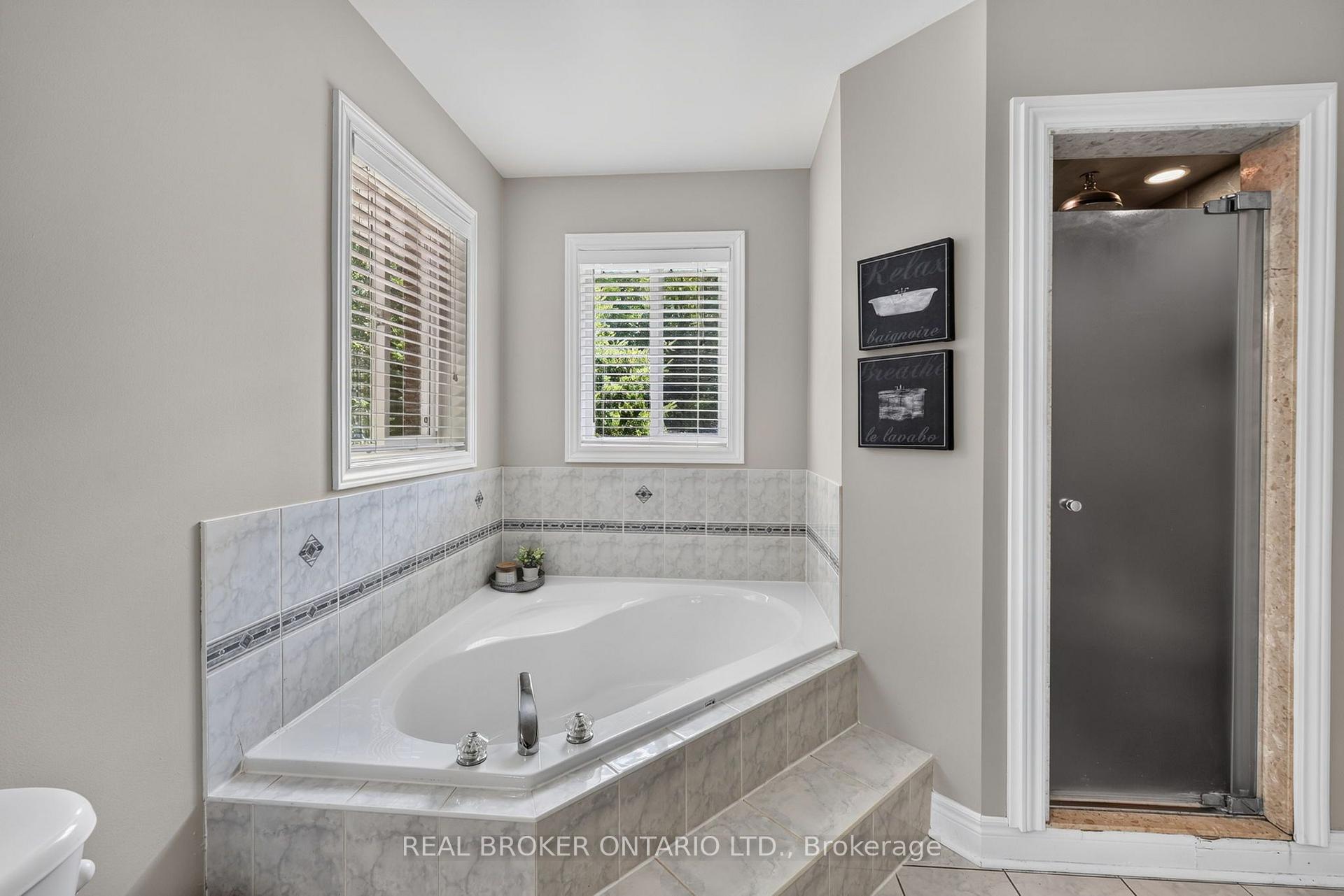Photo 18 of 35 Bloom Crescent, Barrie, Ardagh — HOMEH