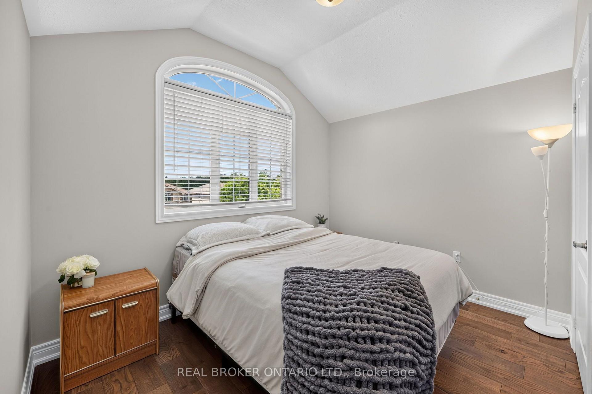 Photo 23 of 35 Bloom Crescent, Barrie, Ardagh — HOMEH