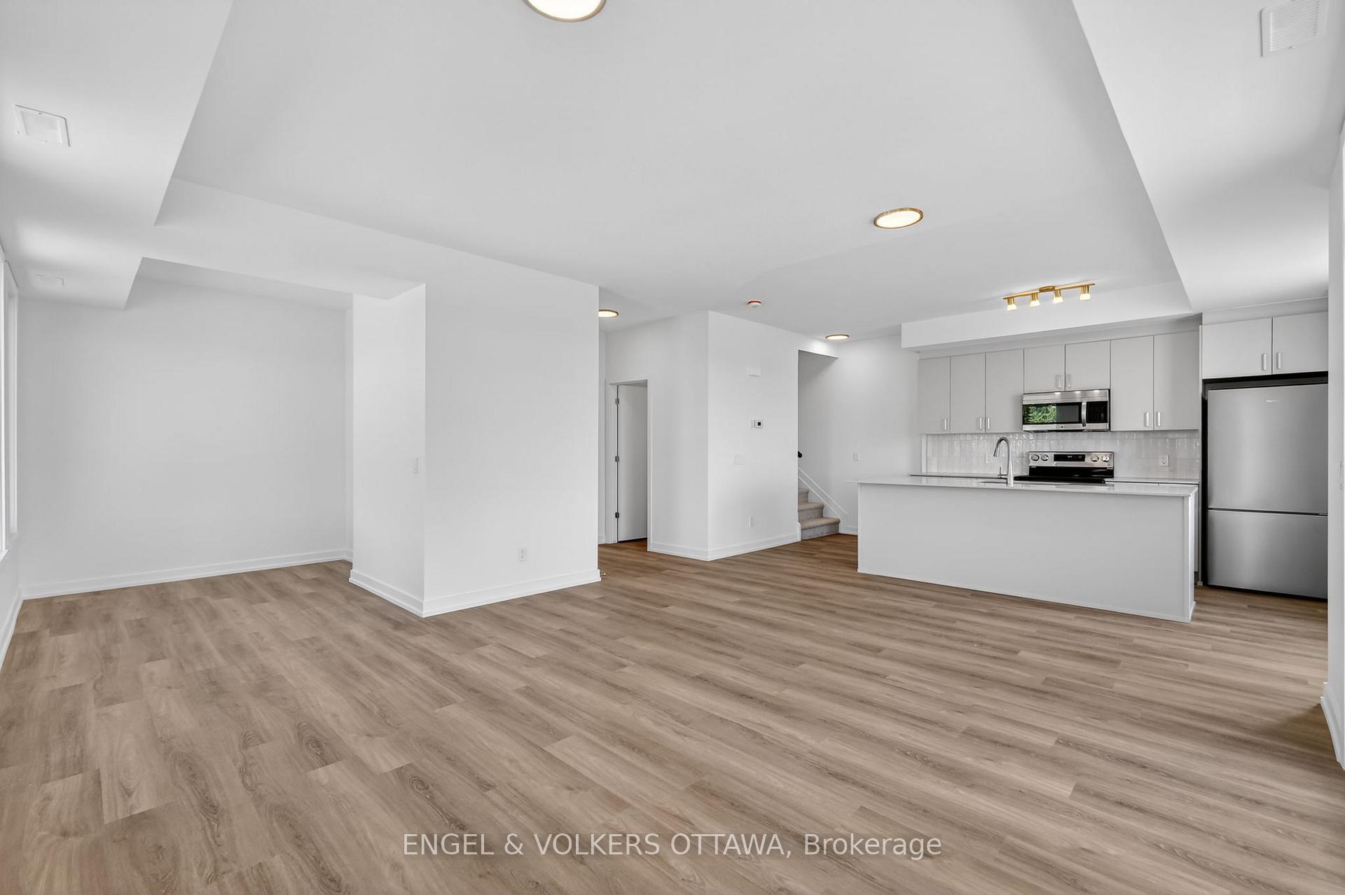Photo 3 of 120 Stardust Private, Ottawa, Leitrim — HOMEH