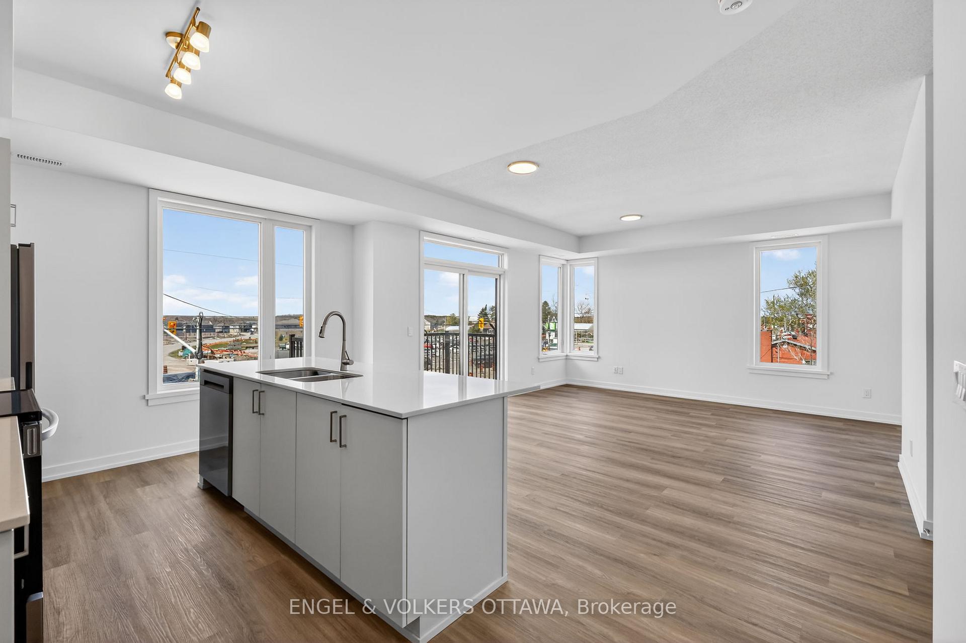 Photo 5 of 120 Stardust Private, Ottawa, Leitrim — HOMEH