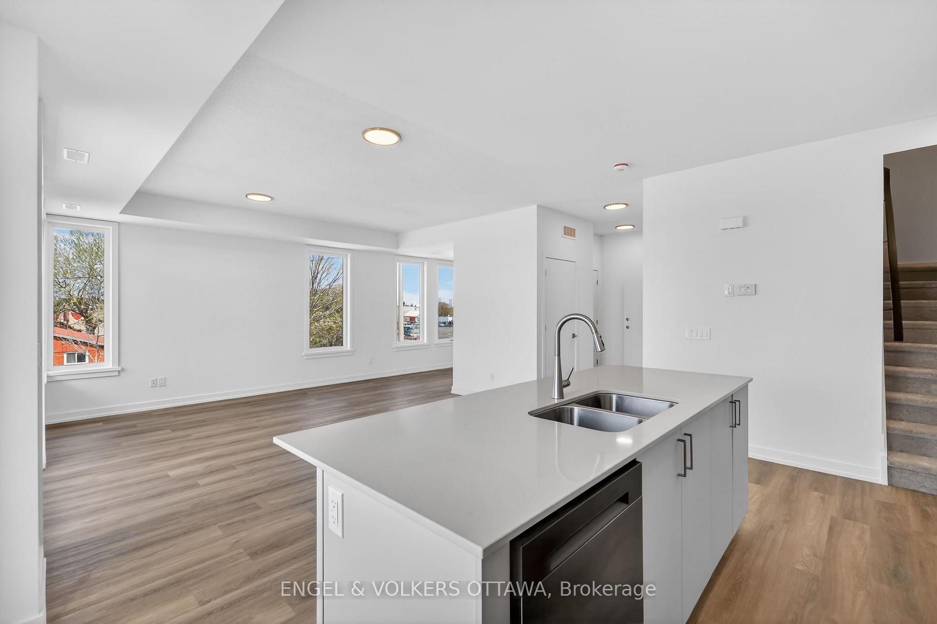 Photo 6 of 120 Stardust Private, Ottawa, Leitrim — HOMEH