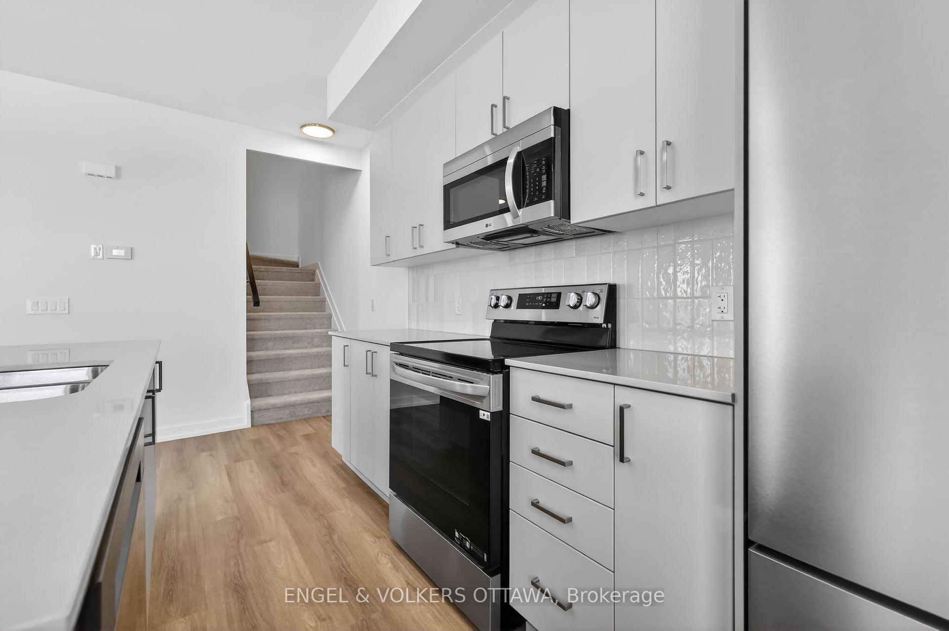 Photo 7 of 120 Stardust Private, Ottawa, Leitrim — HOMEH