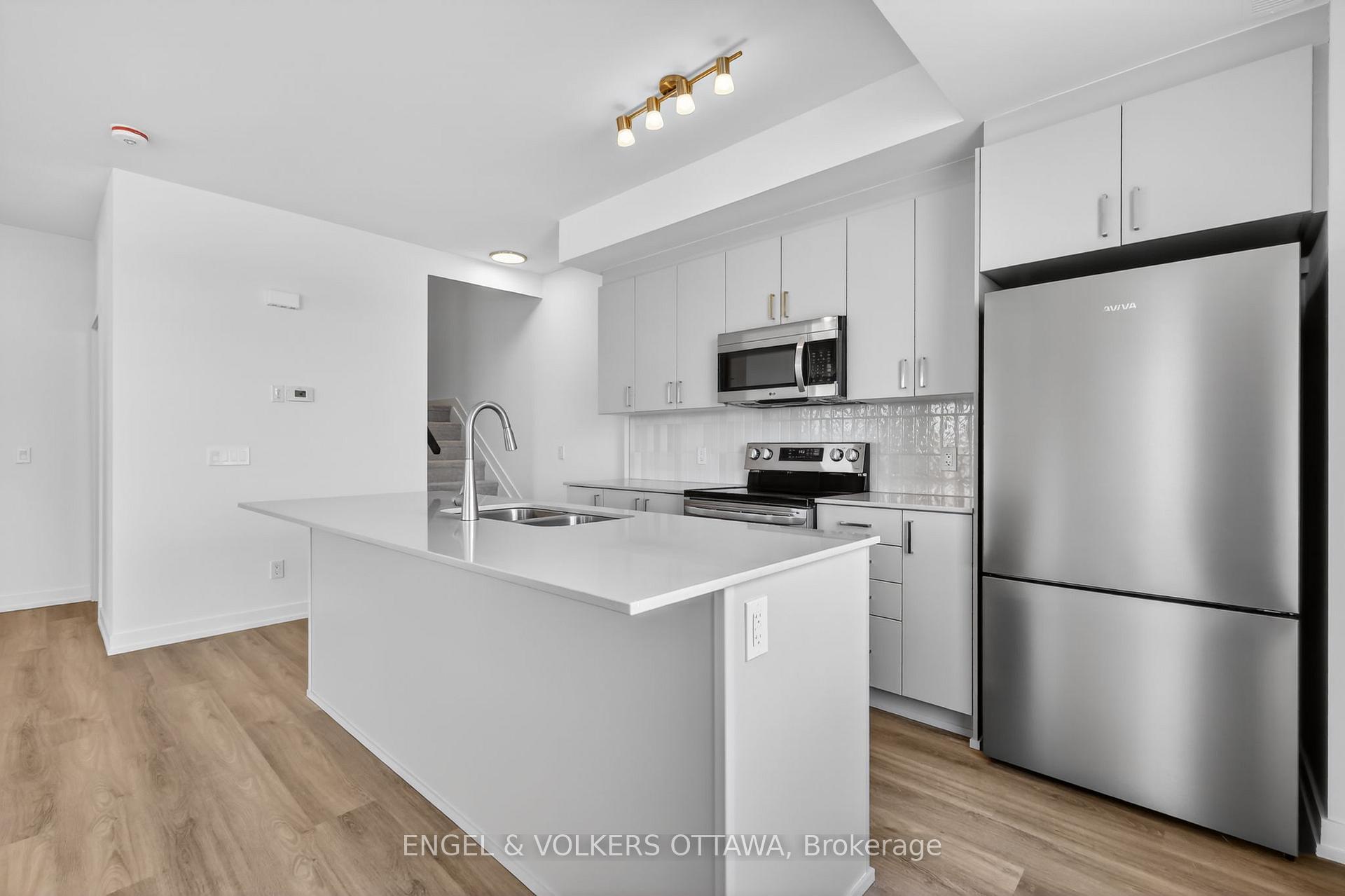 Photo 9 of 120 Stardust Private, Ottawa, Leitrim — HOMEH