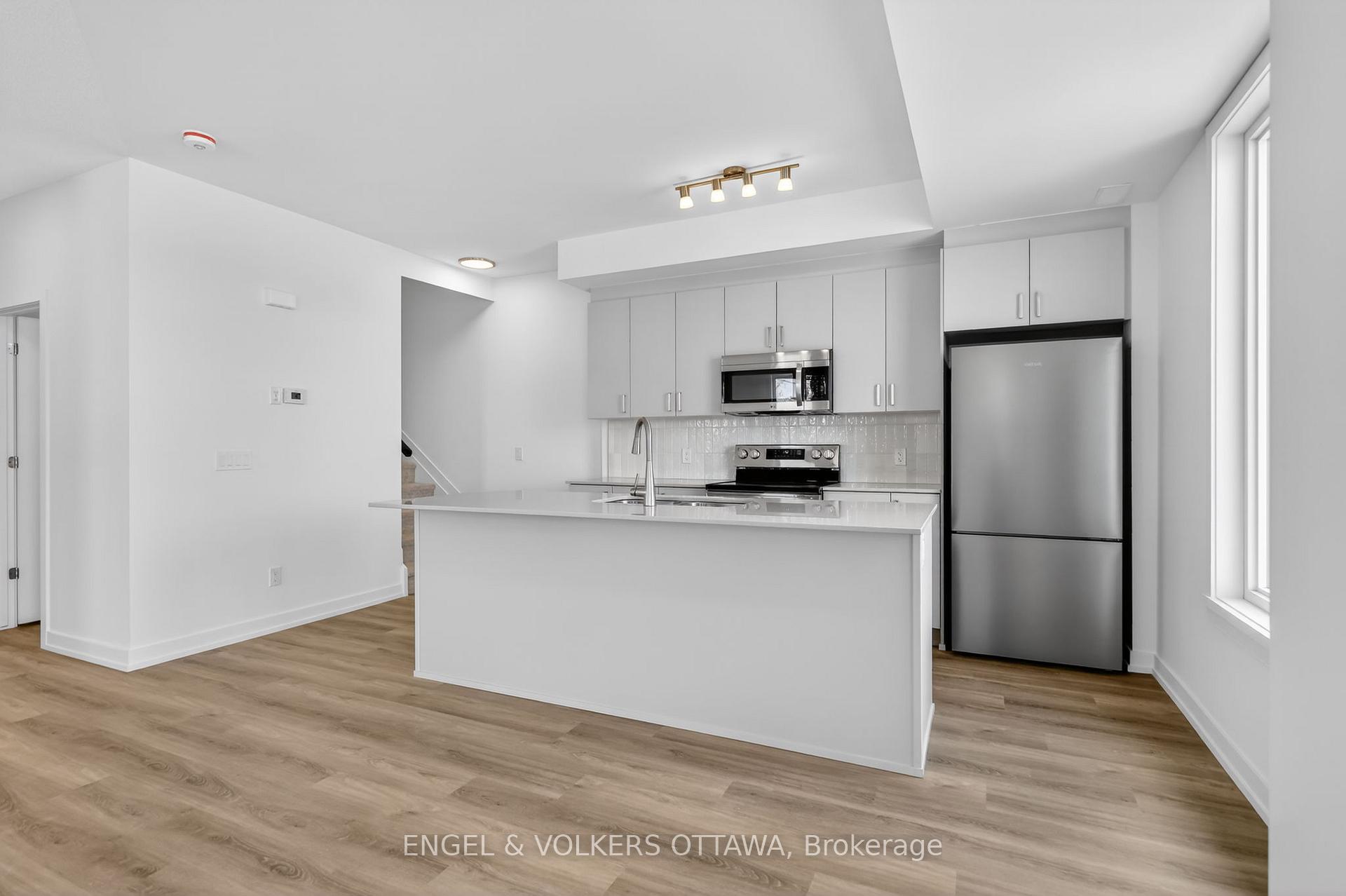 Photo 10 of 120 Stardust Private, Ottawa, Leitrim — HOMEH