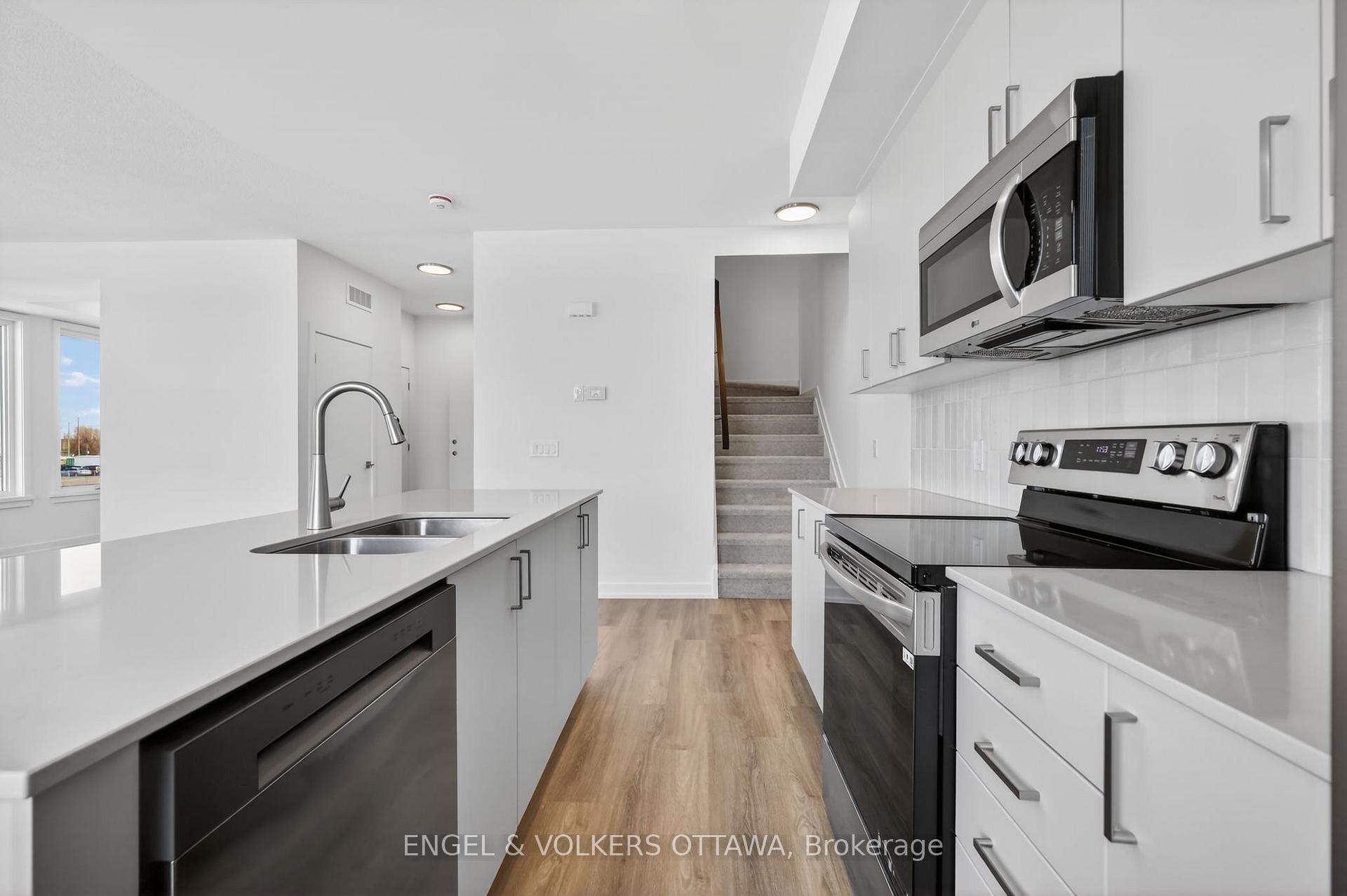 Photo 12 of 120 Stardust Private, Ottawa, Leitrim — HOMEH