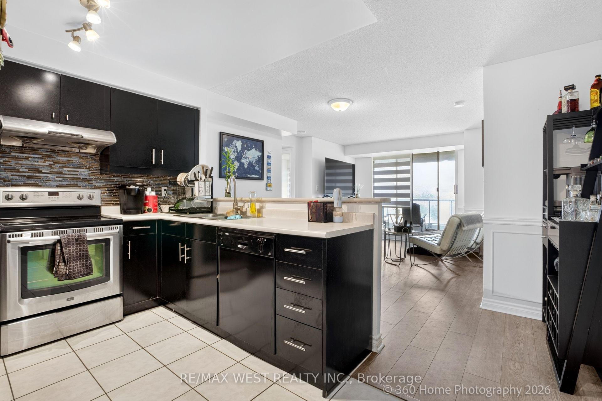 Photo 8 of Unit 706, 7 Lorraine Drive, North York, Willowdale West — HOMEH