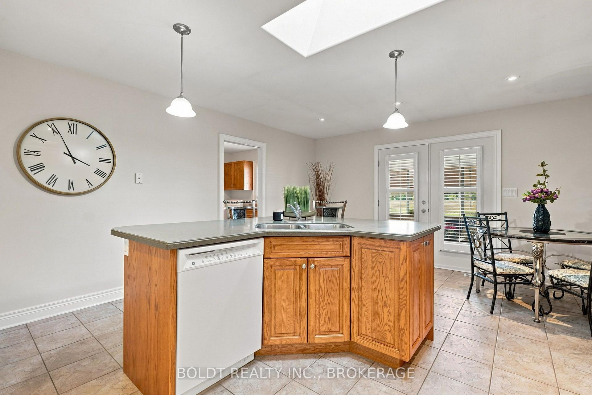 Photo 21 of 9 Nicholas Drive, St. Catharines, Rykert/Vansickle — HOMEH