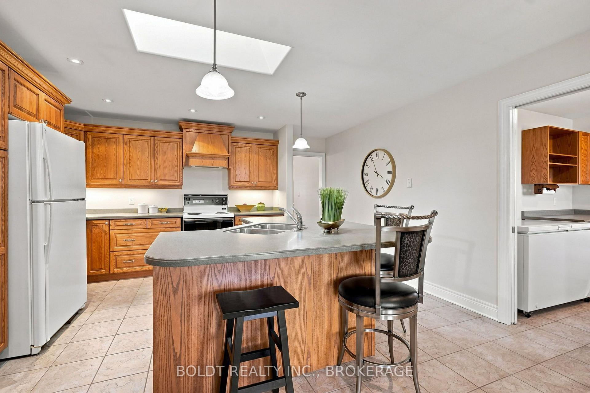 Photo 22 of 9 Nicholas Drive, St. Catharines, Rykert/Vansickle — HOMEH